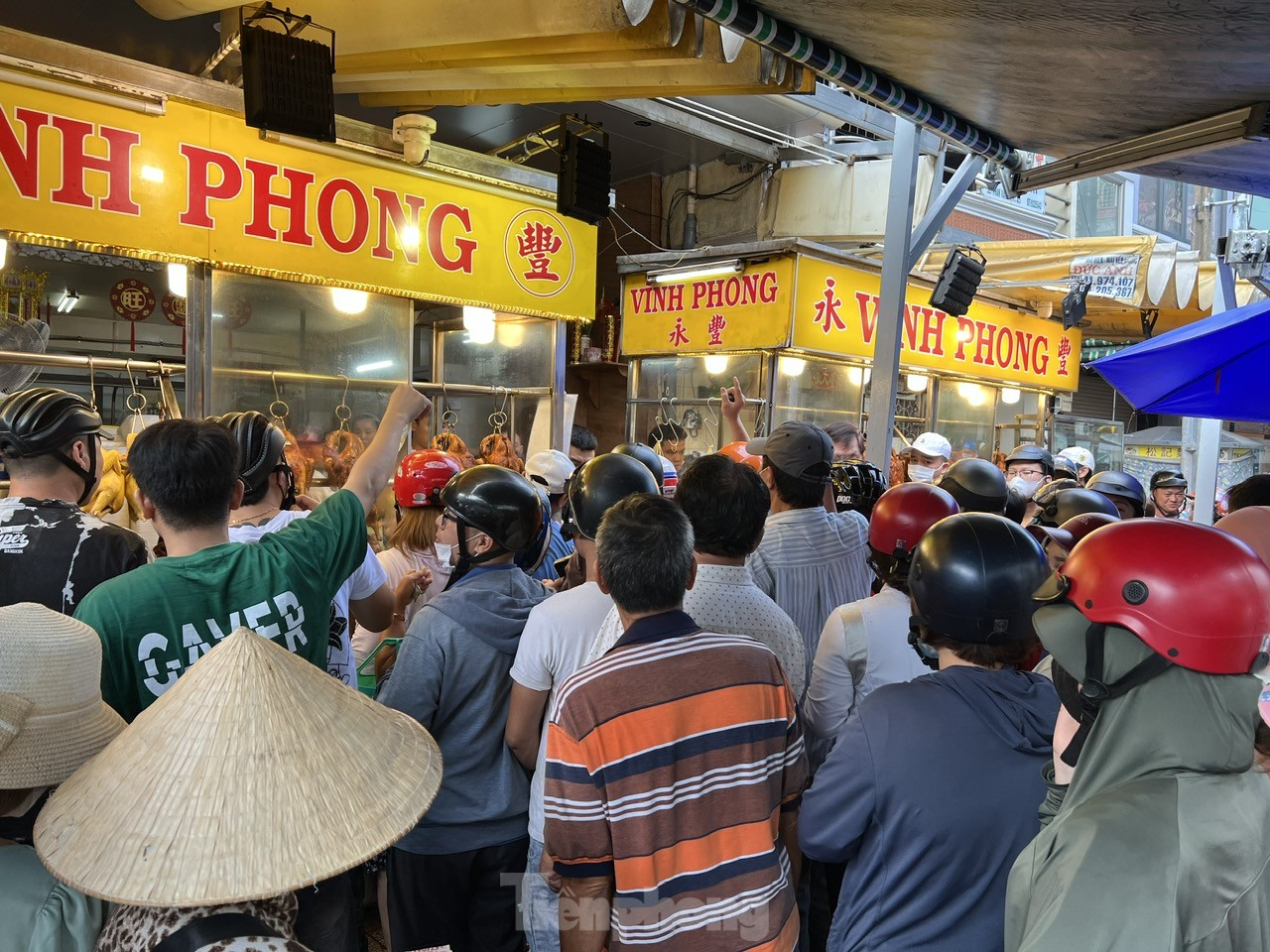 Massen von Menschen in Ho-Chi-Minh-Stadt standen Schlange, um gebratene Hühner und Enten zu kaufen, um damit das Doan-Ngo-Festival zu feiern, Foto 7