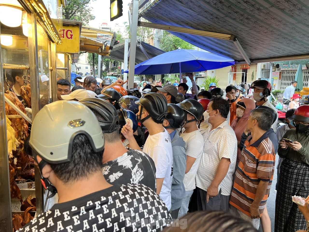 Massen von Menschen in Ho-Chi-Minh-Stadt standen Schlange, um gebratene Hühner und Enten zu kaufen, um damit das Doan-Ngo-Festival zu feiern, Foto 1