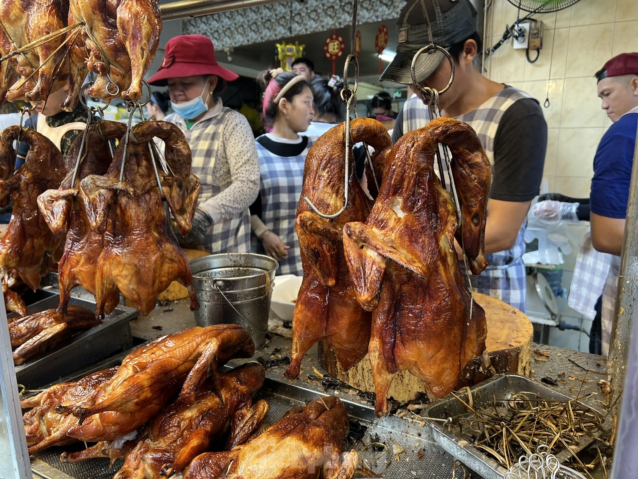 Massen von Menschen in Ho-Chi-Minh-Stadt standen Schlange, um gebratene Hühner und Enten zu kaufen, um damit das Doan-Ngo-Festival zu feiern, Foto 4