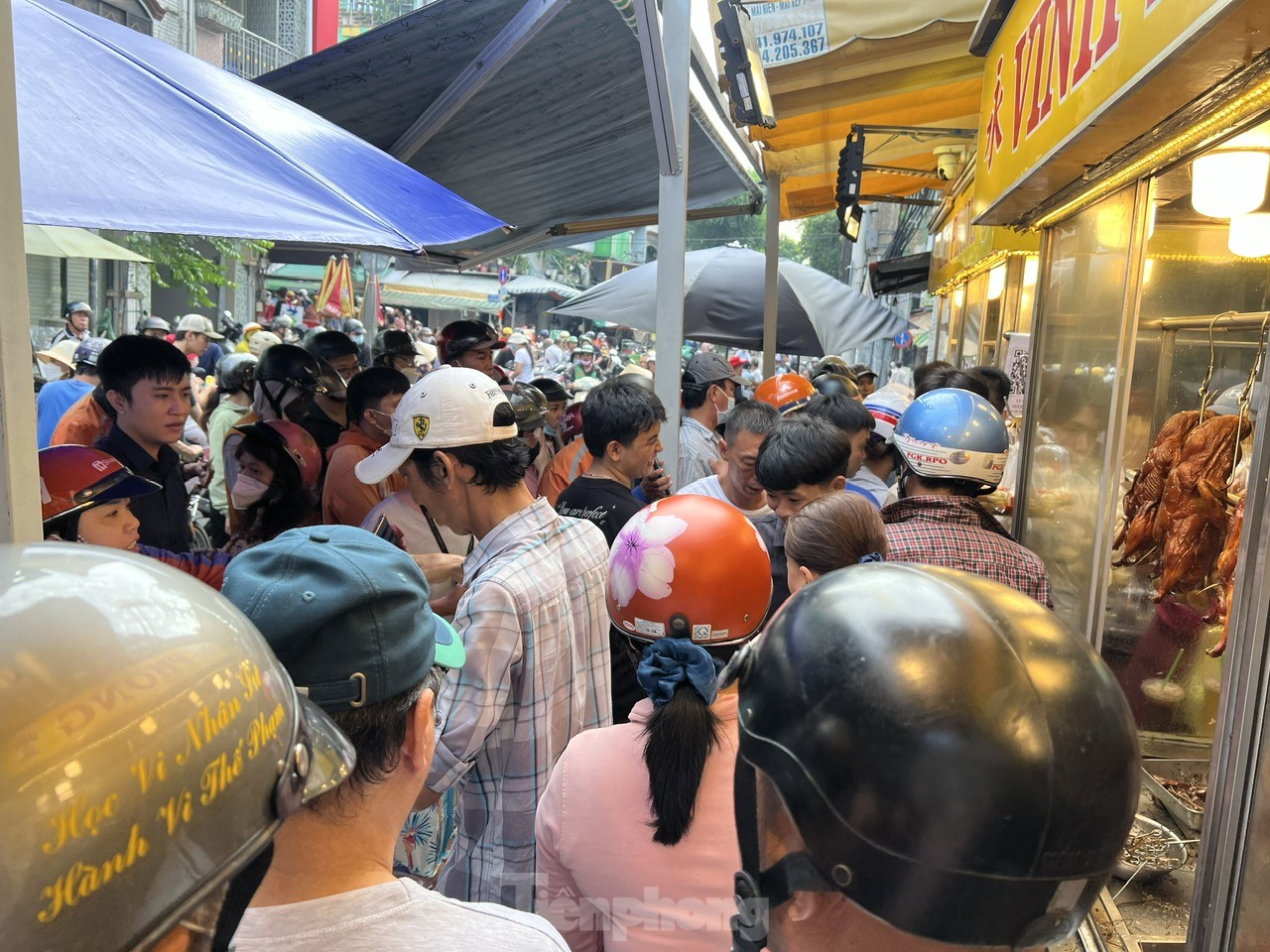 Massen von Menschen in Ho-Chi-Minh-Stadt standen Schlange, um gebratene Hühner und Enten zu kaufen, um damit das Doan-Ngo-Festival zu feiern, Foto 6