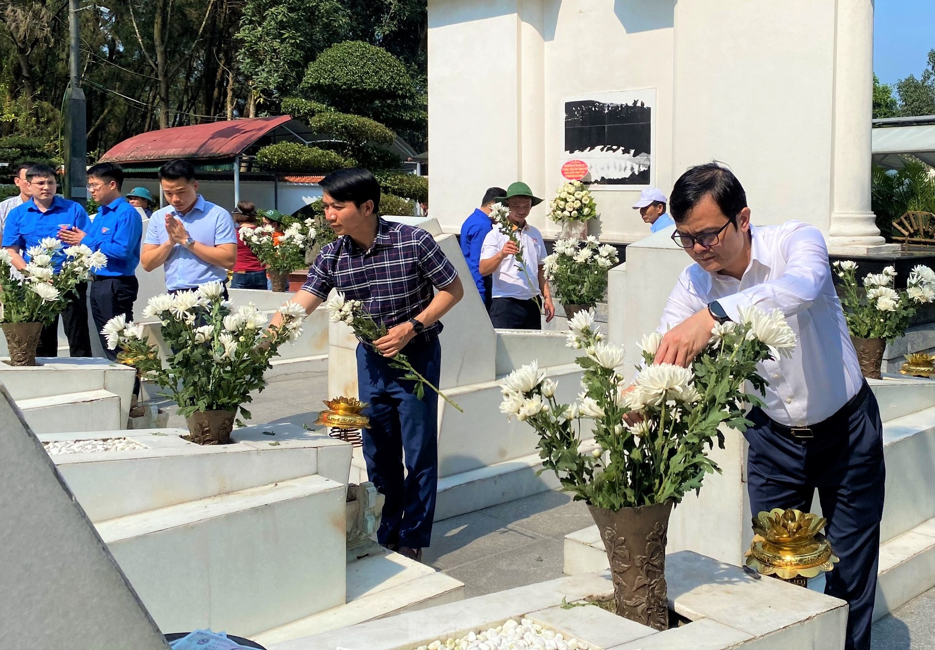 Anh Bùi Quang Huy dâng hương tại ngã ba Đồng Lộc và Khu tưởng niệm Anh hùng liệt sĩ Lý Tự Trọng ảnh 3
