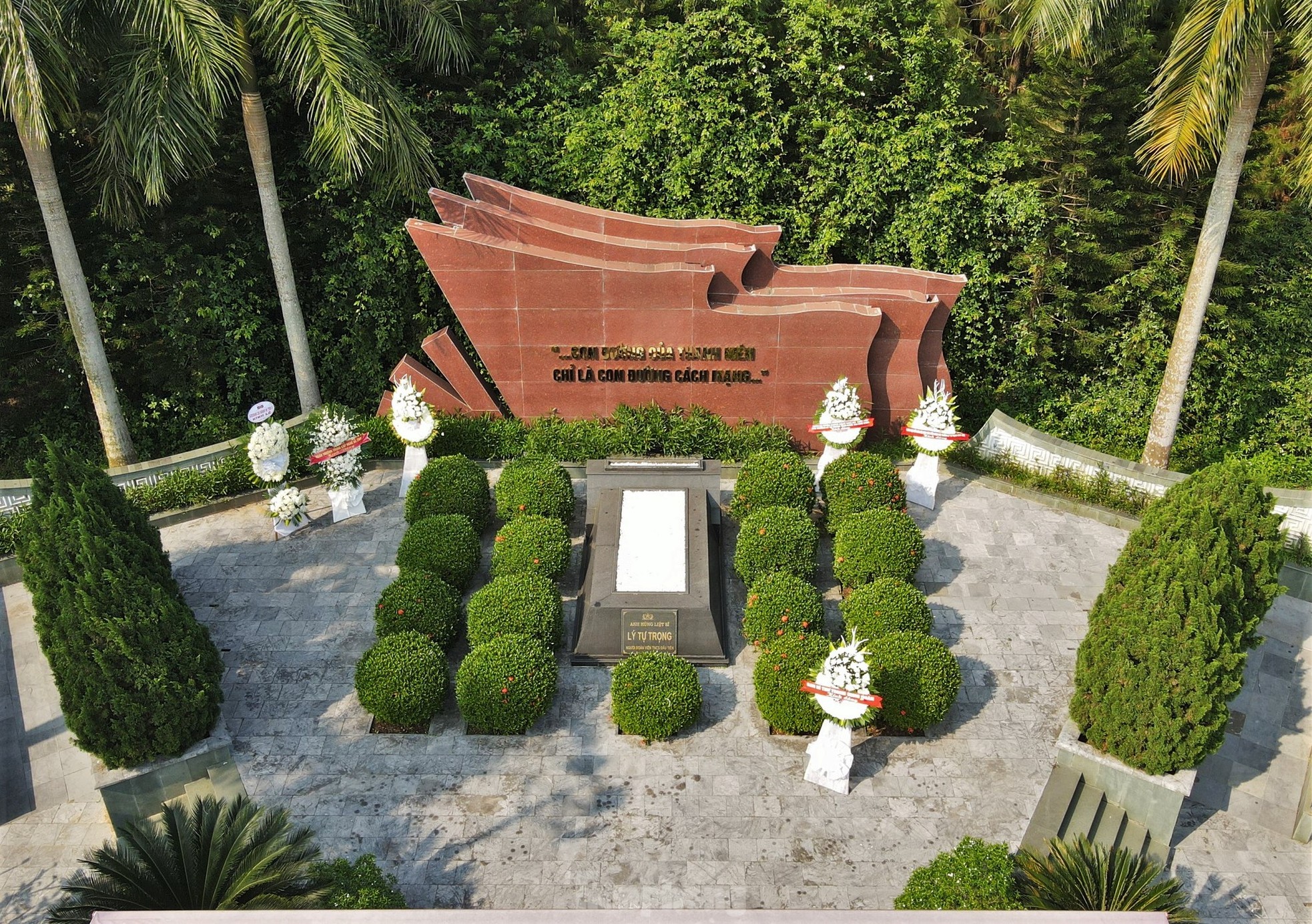 Anh Bùi Quang Huy dâng hương tại ngã ba Đồng Lộc và Khu tưởng niệm Anh hùng liệt sĩ Lý Tự Trọng ảnh 10