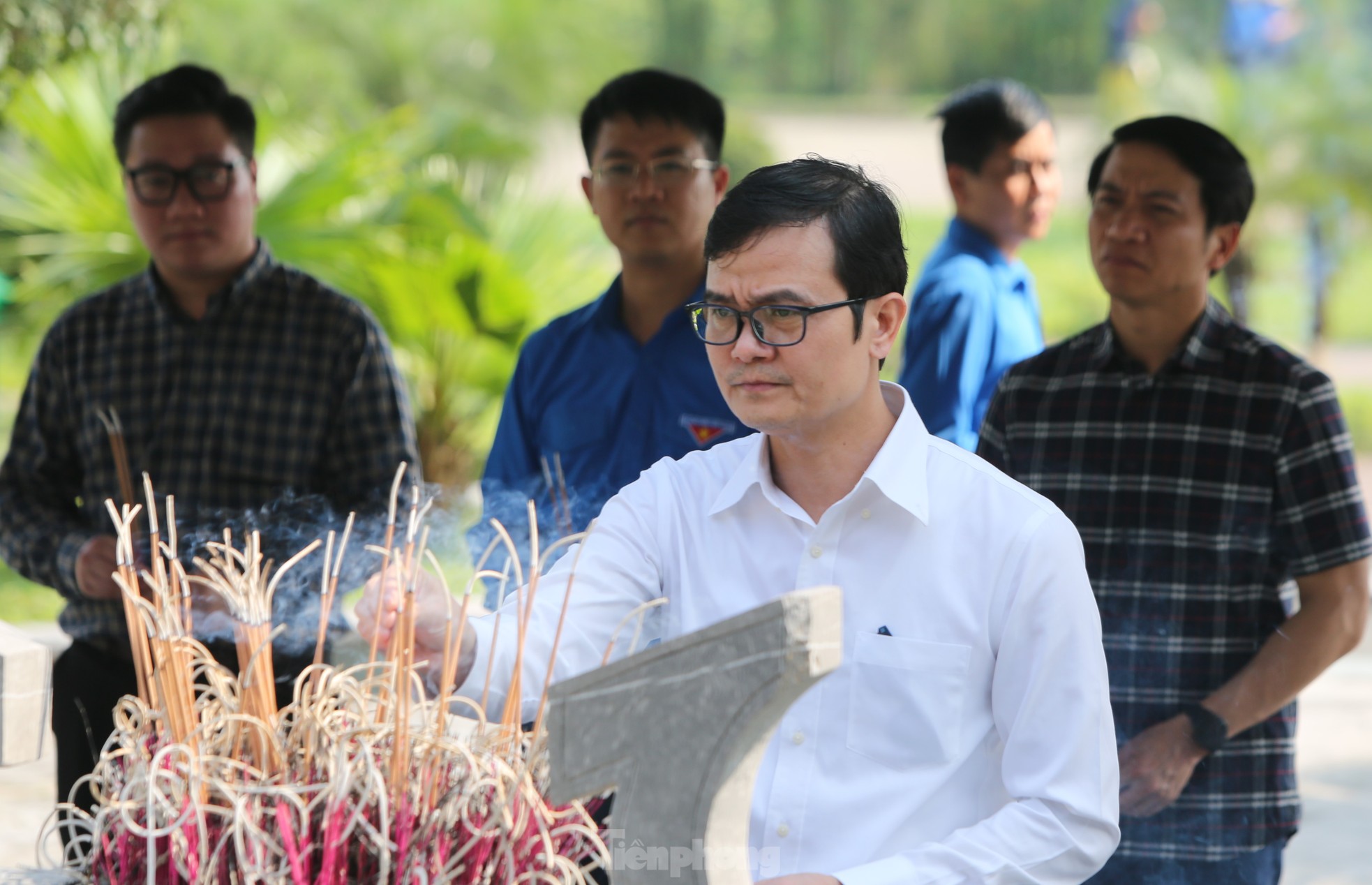 Anh Bùi Quang Huy dâng hương tại ngã ba Đồng Lộc và Khu tưởng niệm Anh hùng liệt sĩ Lý Tự Trọng ảnh 4