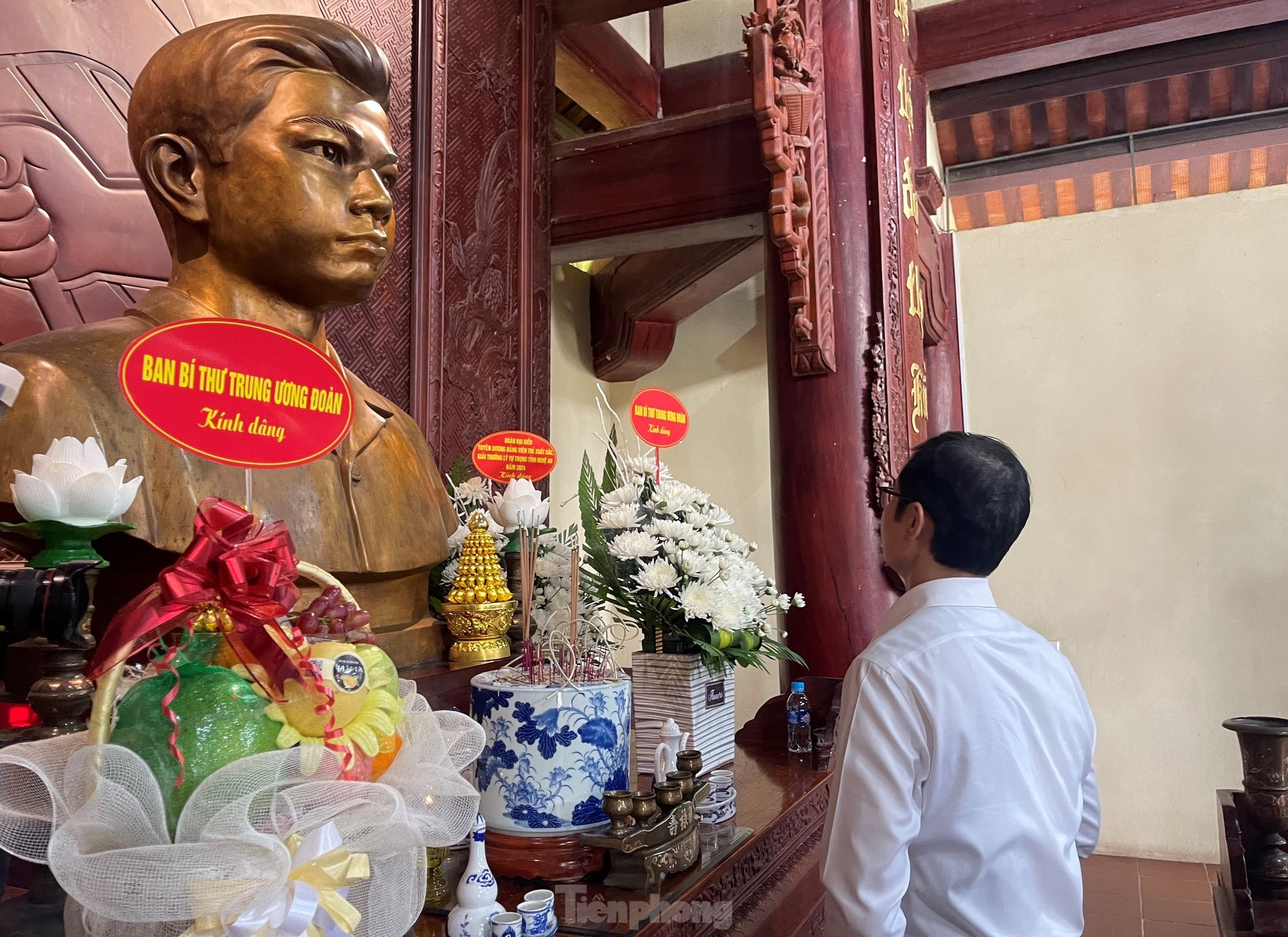 Anh Bùi Quang Huy dâng hương tại ngã ba Đồng Lộc và Khu tưởng niệm Anh hùng liệt sĩ Lý Tự Trọng ảnh 6