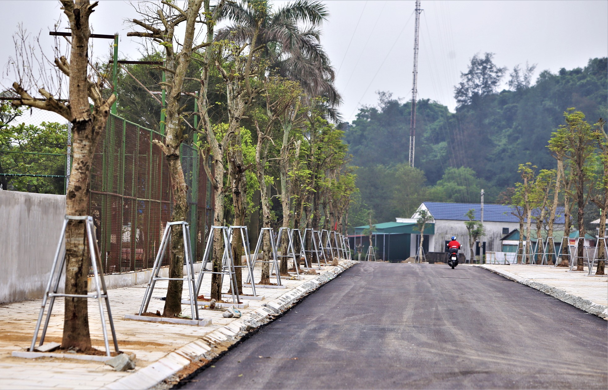 Bãi biển Thiên Cầm ‘xộc xệch’ trước mùa du lịch ảnh 7