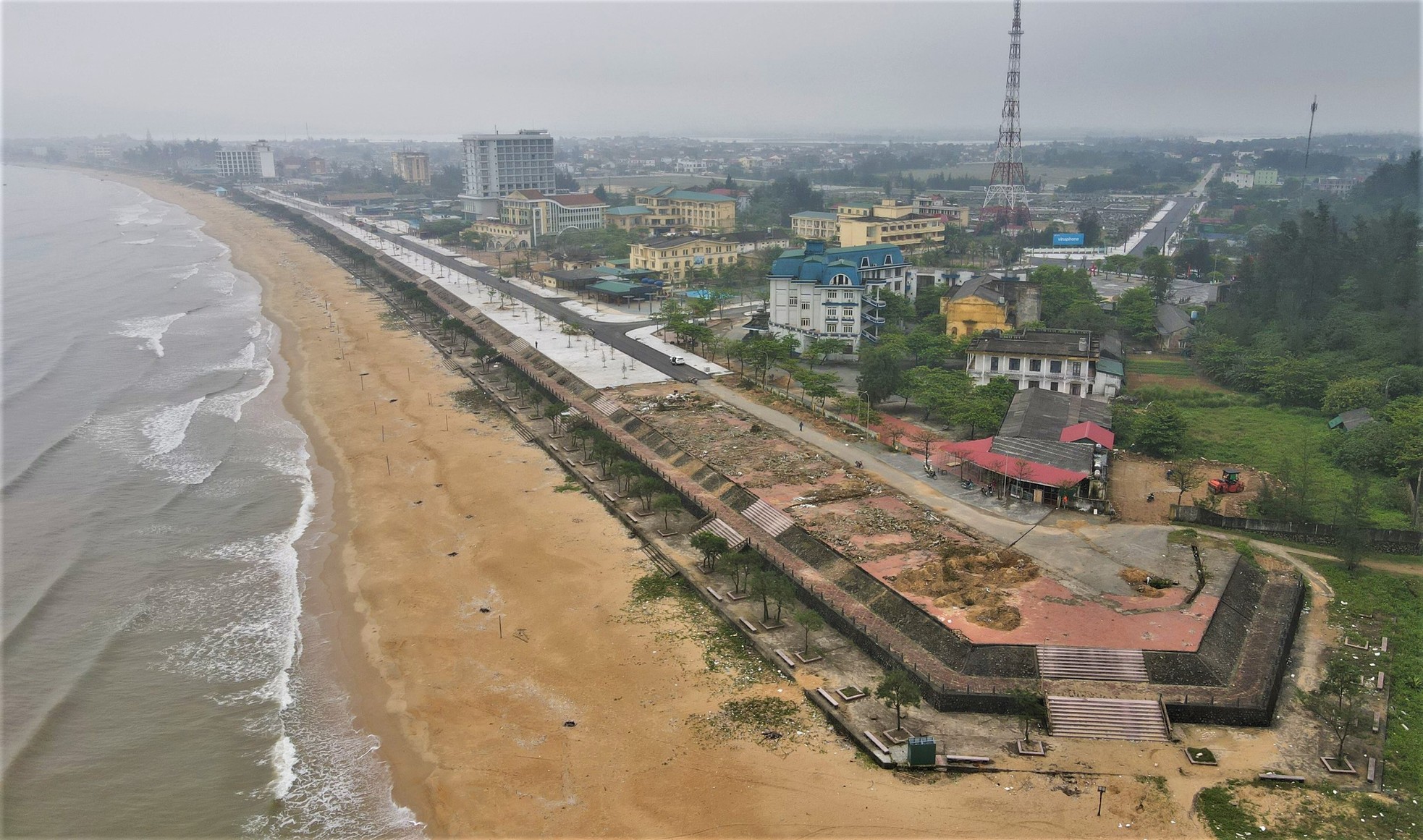 Bãi biển Thiên Cầm ‘xộc xệch’ trước mùa du lịch ảnh 2