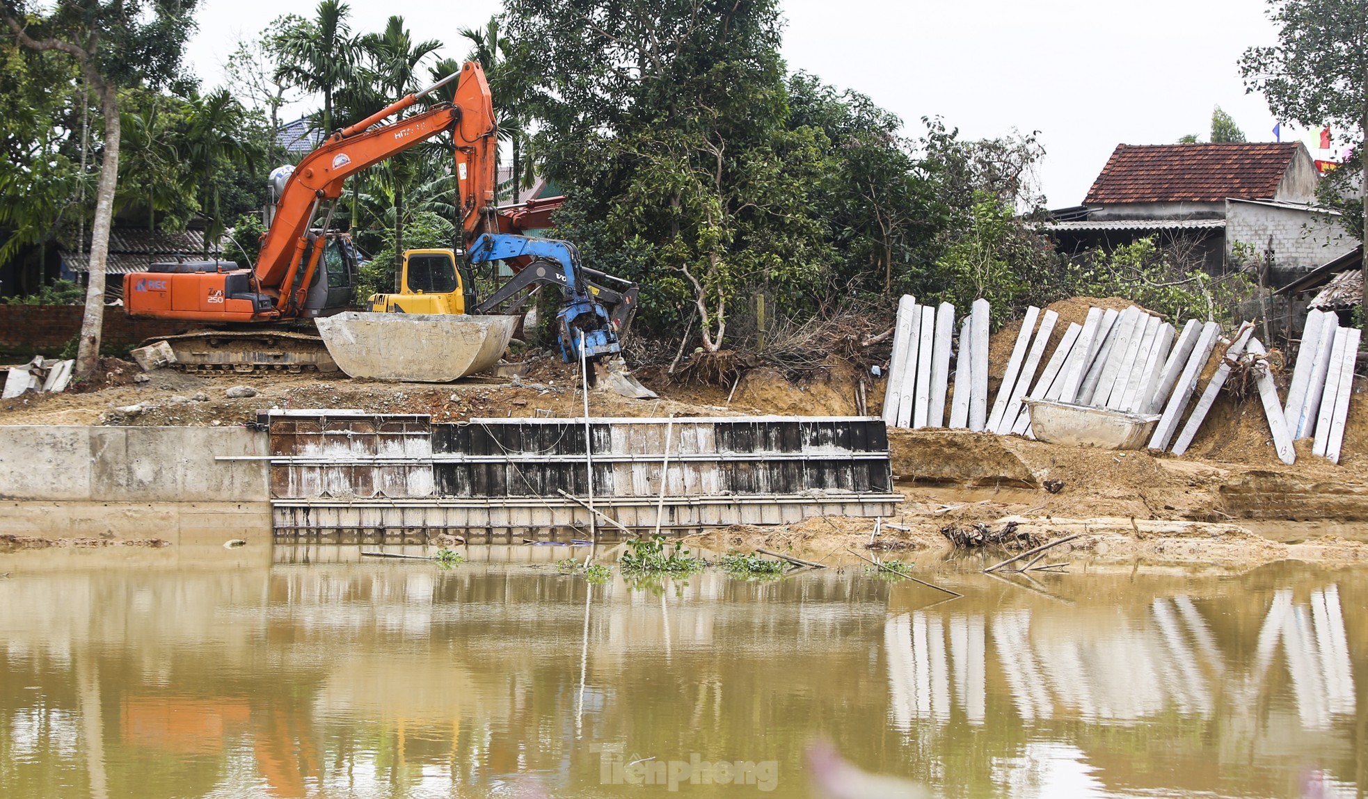 Ngày đêm xây kè khắc phục sạt lở bờ sông ở Hà Tĩnh ảnh 11