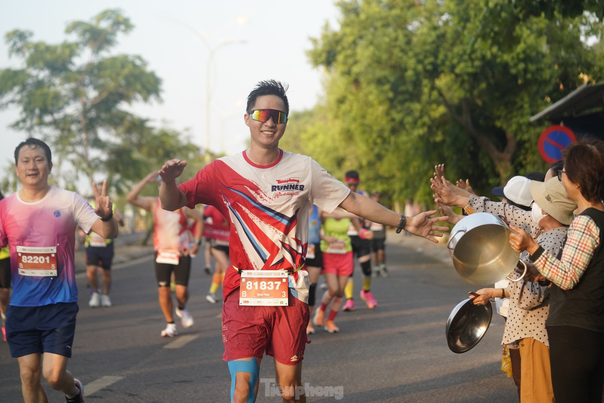 Runner Tiền Phong Marathon 2024 khoe màu cờ sắc áo trên đường chạy ảnh 7