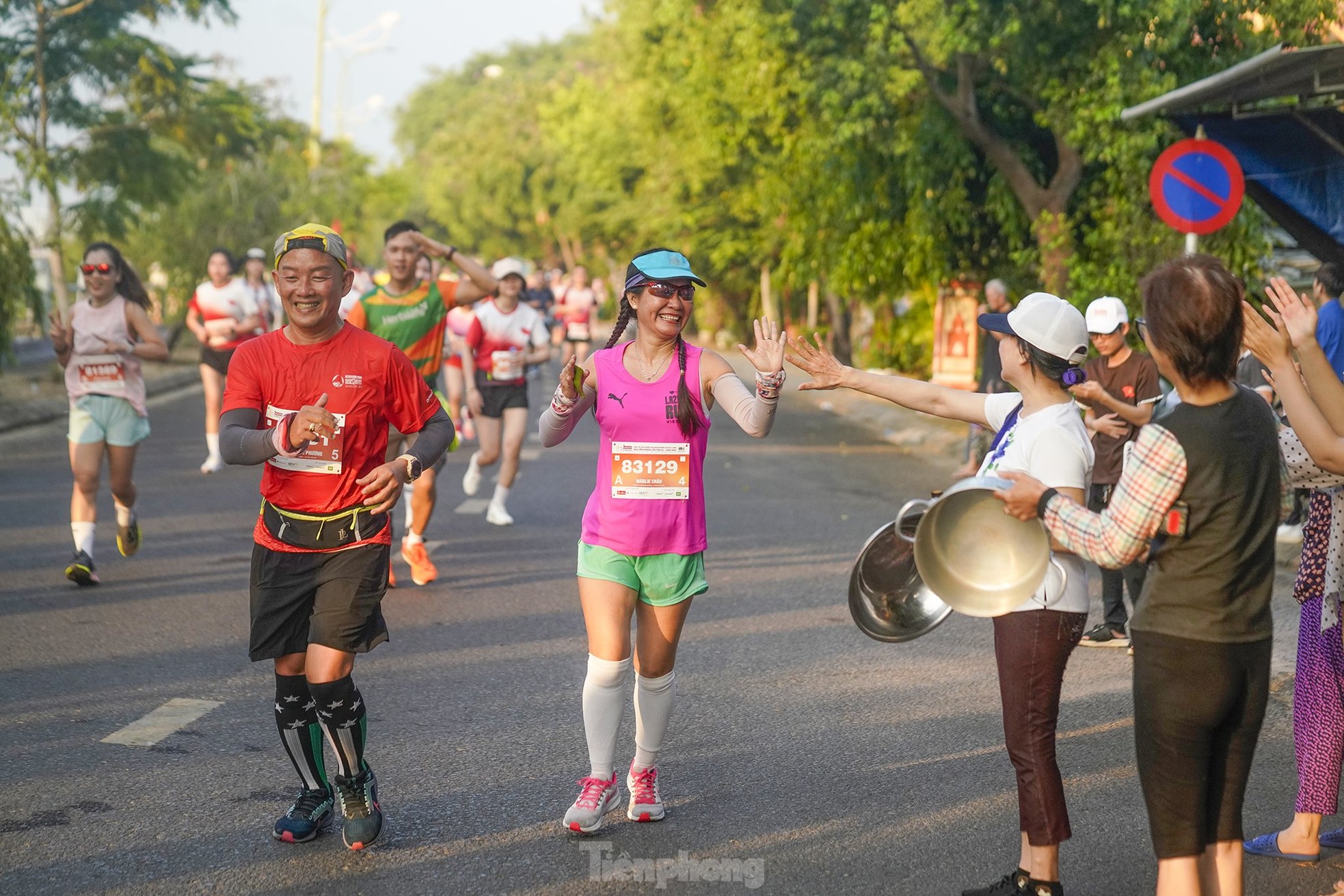 Khán giả Phú Yên mang... xoong, chảo cổ vũ runner Tiền Phong Marathon 2024