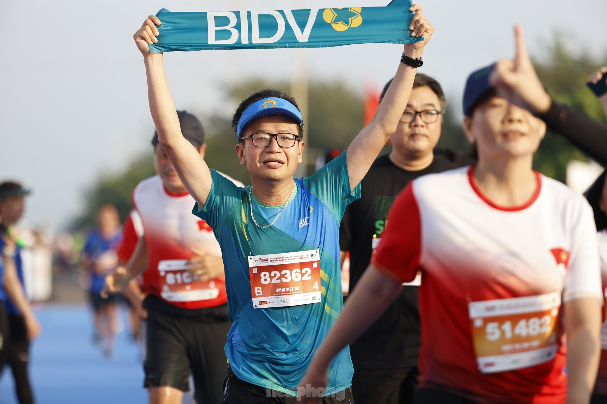 Runner Tiền Phong Marathon 2024 khoe màu cờ sắc áo trên đường chạy ảnh 3