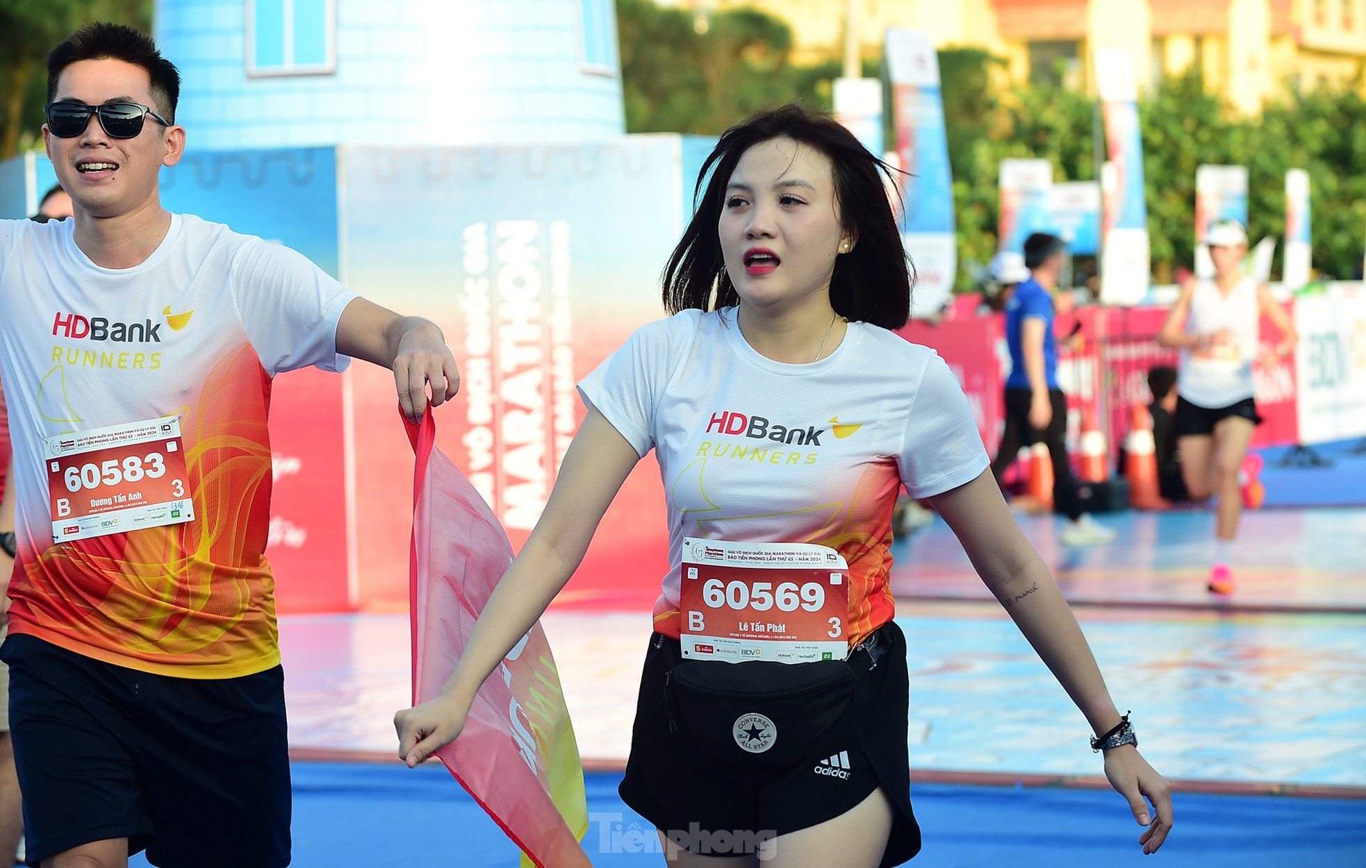 Runner Tiền Phong Marathon 2024 khoe màu cờ sắc áo trên đường chạy ảnh 4