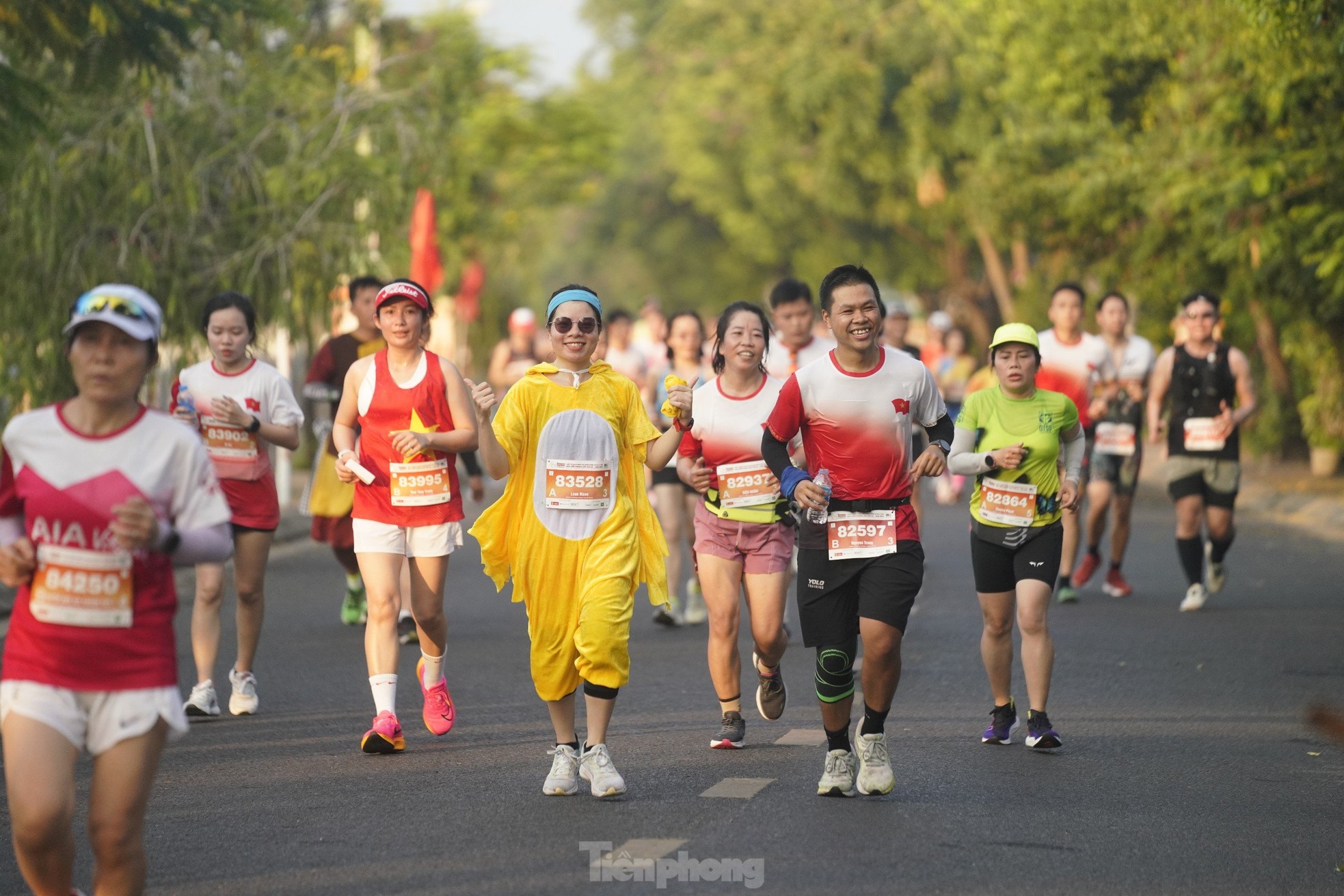 Runner Tiền Phong Marathon 2024 khoe màu cờ sắc áo trên đường chạy ảnh 17