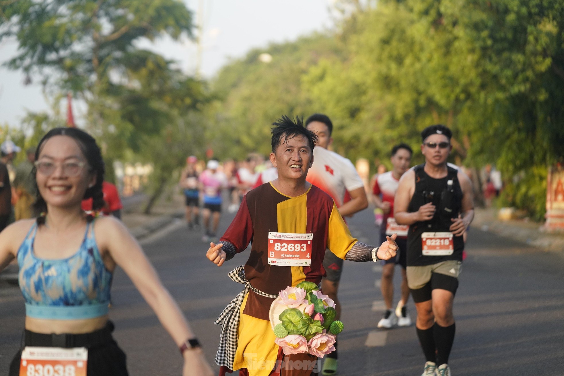 Runner Tiền Phong Marathon 2024 khoe màu cờ sắc áo trên đường chạy ảnh 16