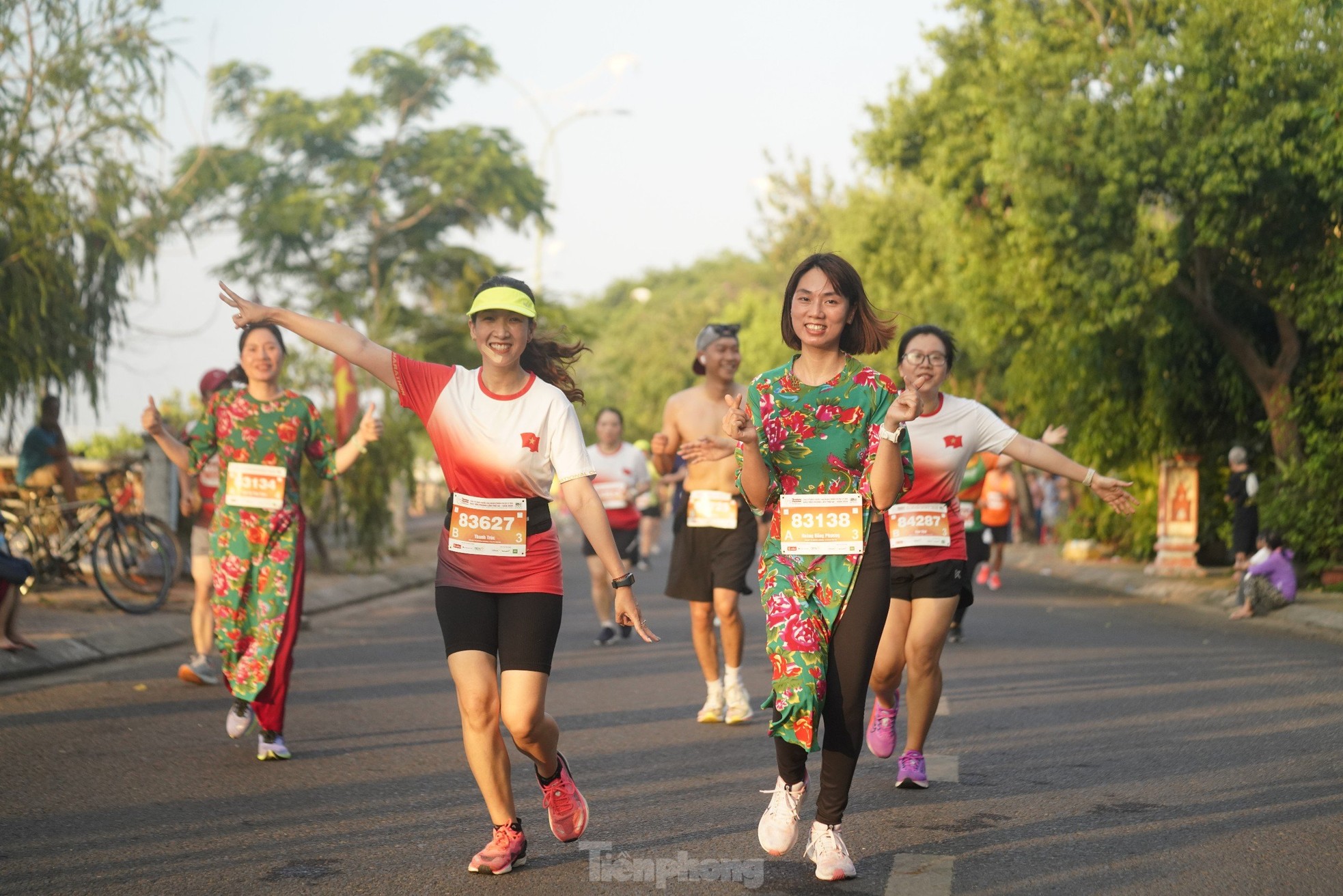 Runner Tiền Phong Marathon 2024 khoe màu cờ sắc áo trên đường chạy ảnh 15
