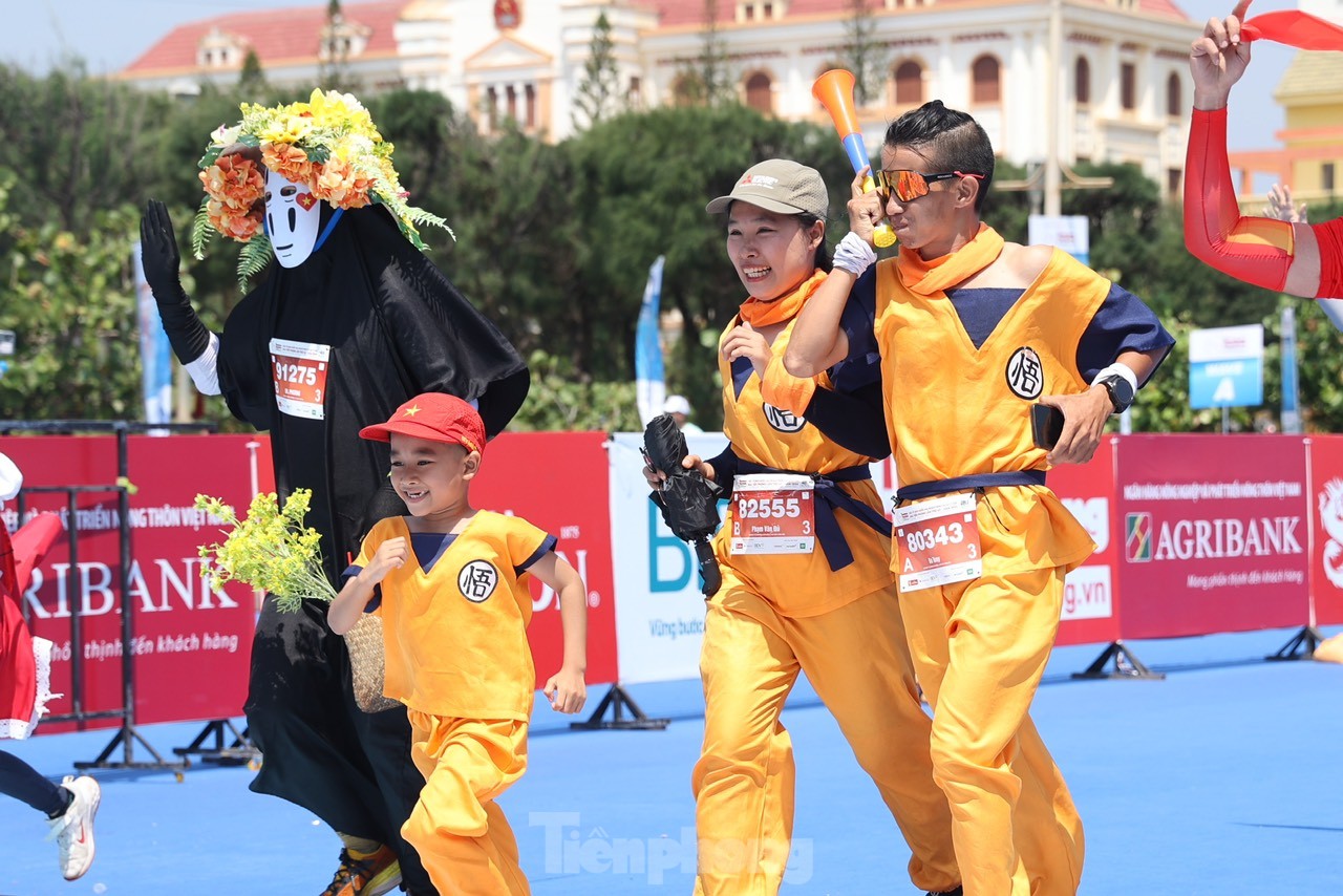 Runner Tiền Phong Marathon 2024 khoe màu cờ sắc áo trên đường chạy ảnh 18