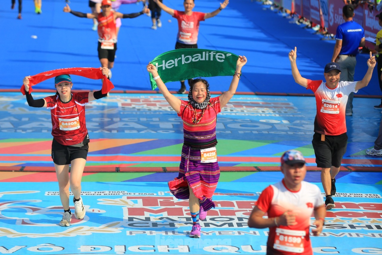 Runner Tiền Phong Marathon 2024 khoe màu cờ sắc áo trên đường chạy ảnh 14
