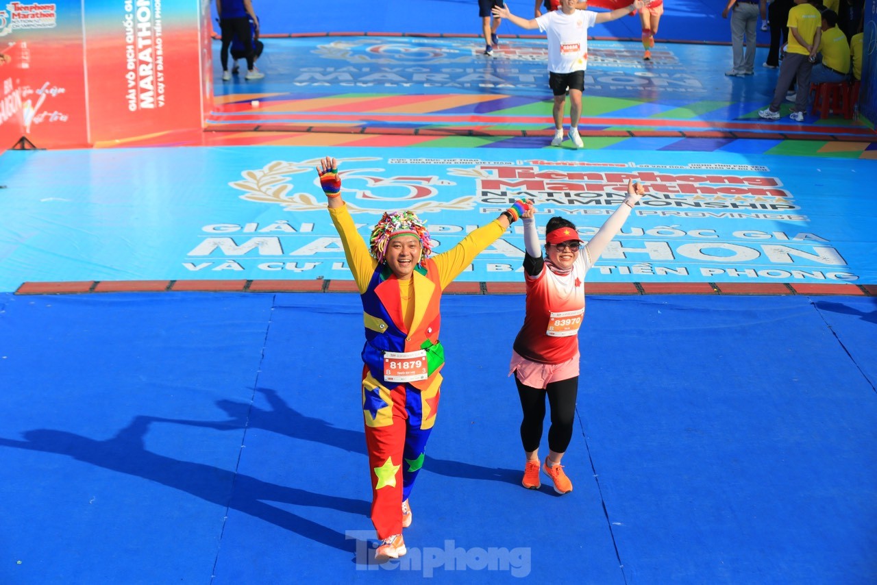 Runner Tiền Phong Marathon 2024 khoe màu cờ sắc áo trên đường chạy ảnh 21