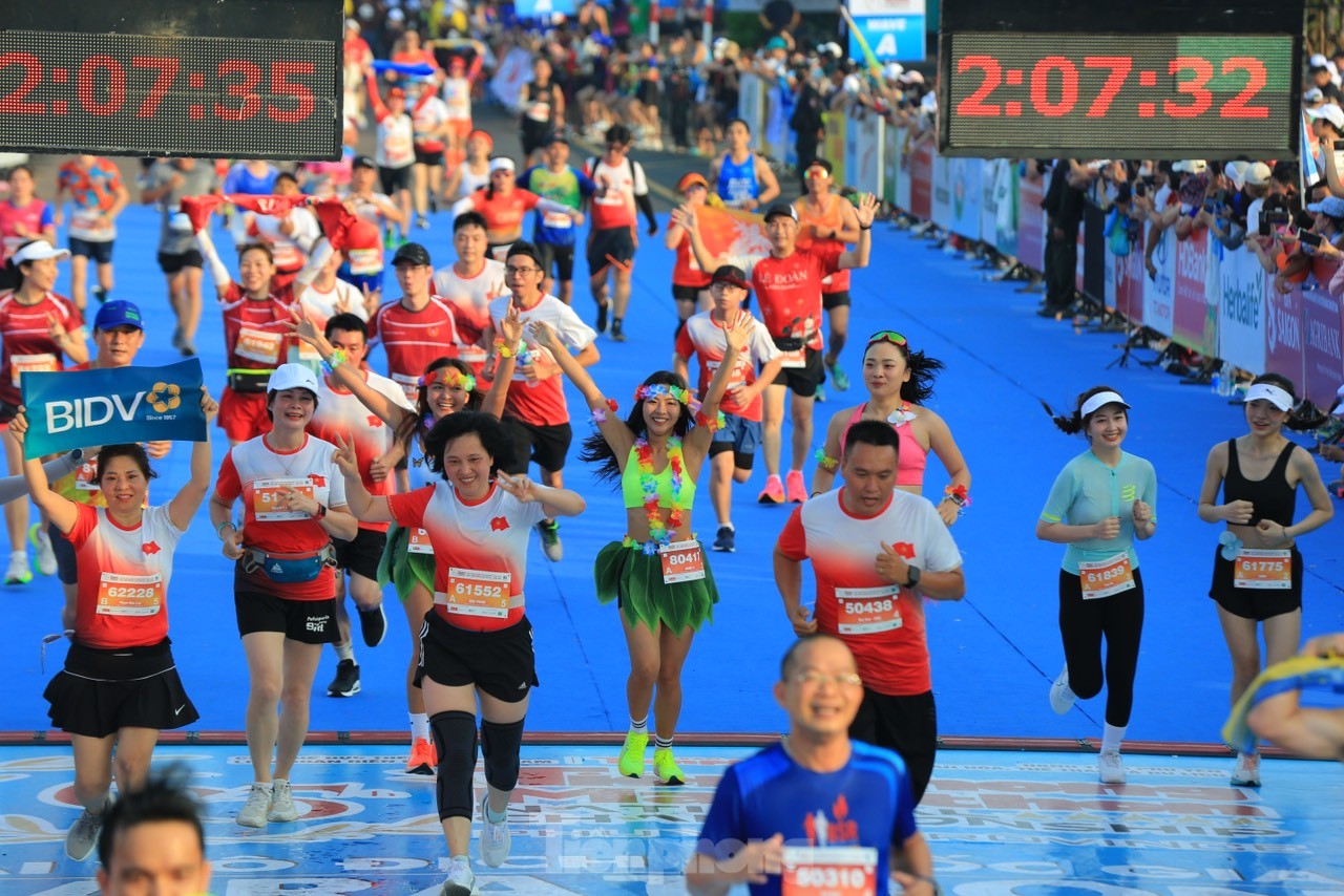 Runner Tiền Phong Marathon 2024 khoe màu cờ sắc áo trên đường chạy ảnh 19