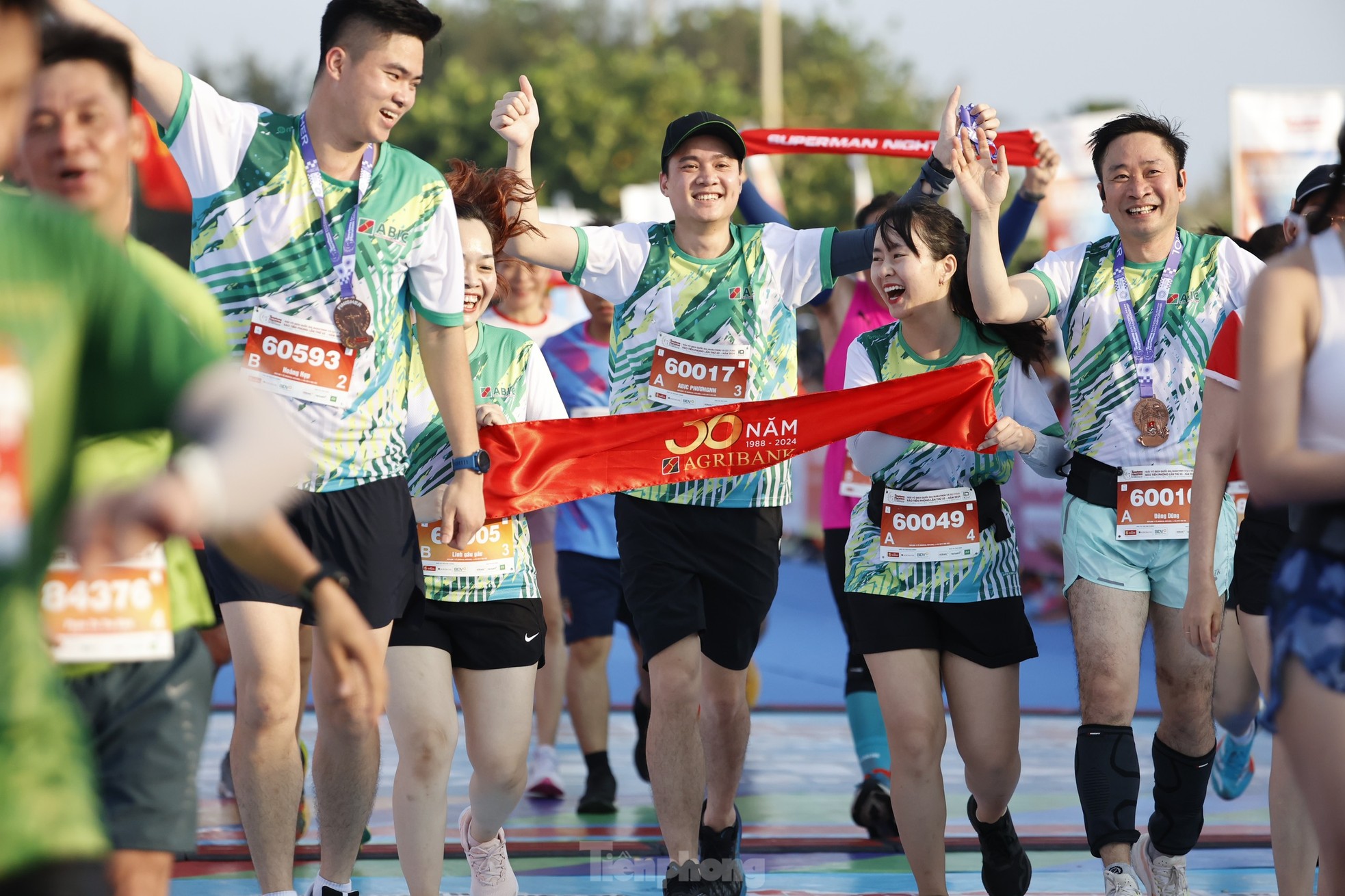 Runner Tiền Phong Marathon 2024 khoe màu cờ sắc áo trên đường chạy ảnh 5