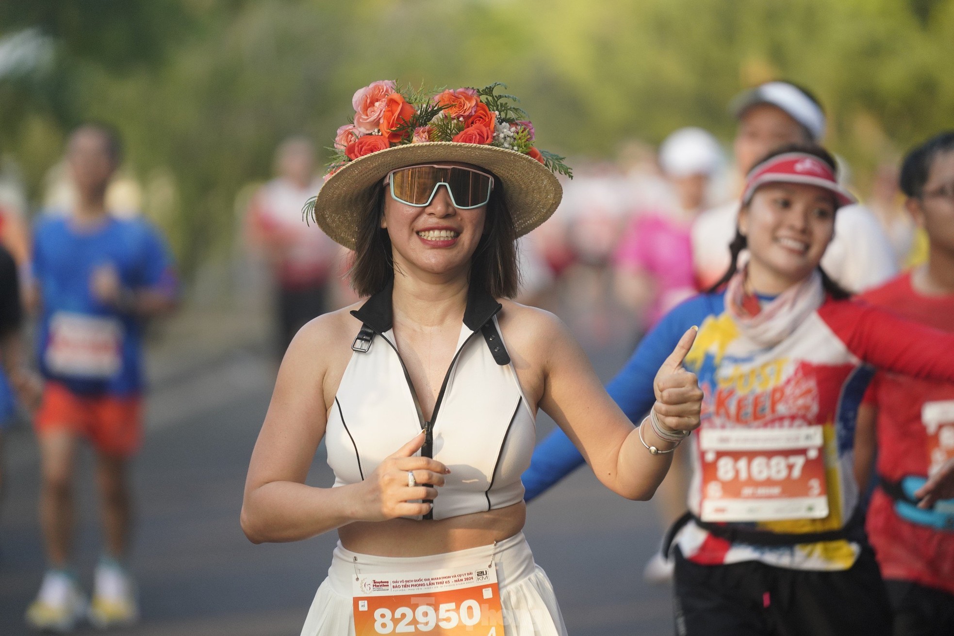 Runner Tiền Phong Marathon 2024 khoe màu cờ sắc áo trên đường chạy ảnh 10