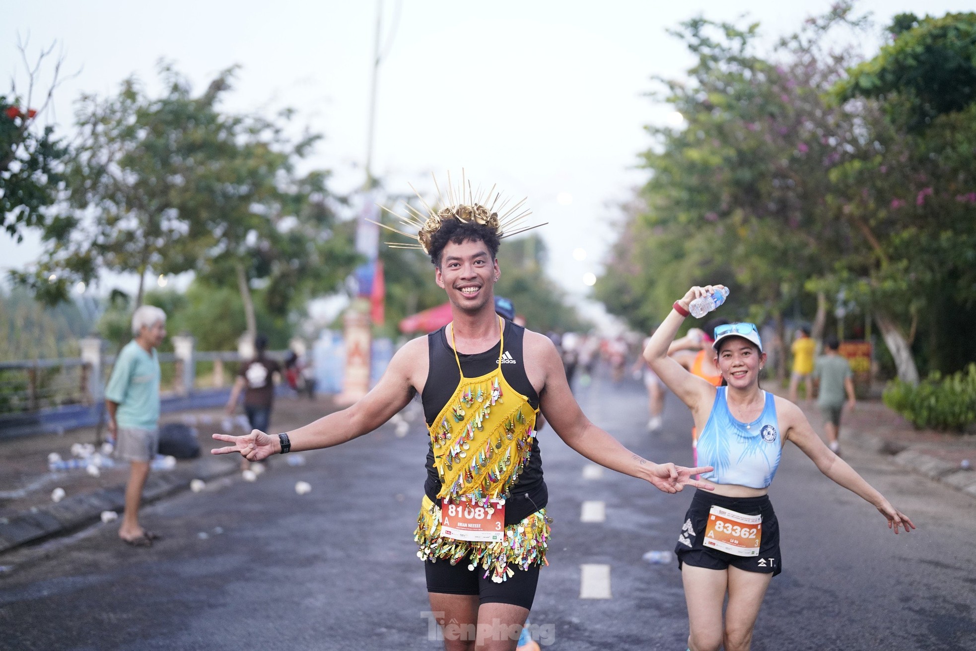 Runner Tiền Phong Marathon 2024 khoe màu cờ sắc áo trên đường chạy ảnh 9
