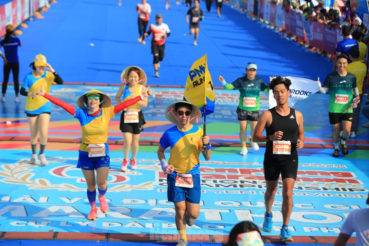 Runner Tiền Phong Marathon 2024 khoe màu cờ sắc áo trên đường chạy ảnh 20