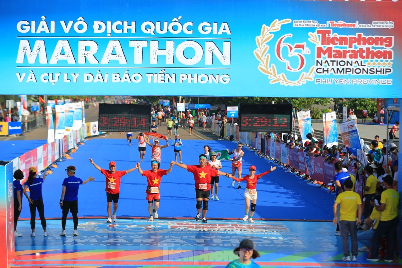 Runner Tiền Phong Marathon 2024 khoe màu cờ sắc áo trên đường chạy ảnh 23