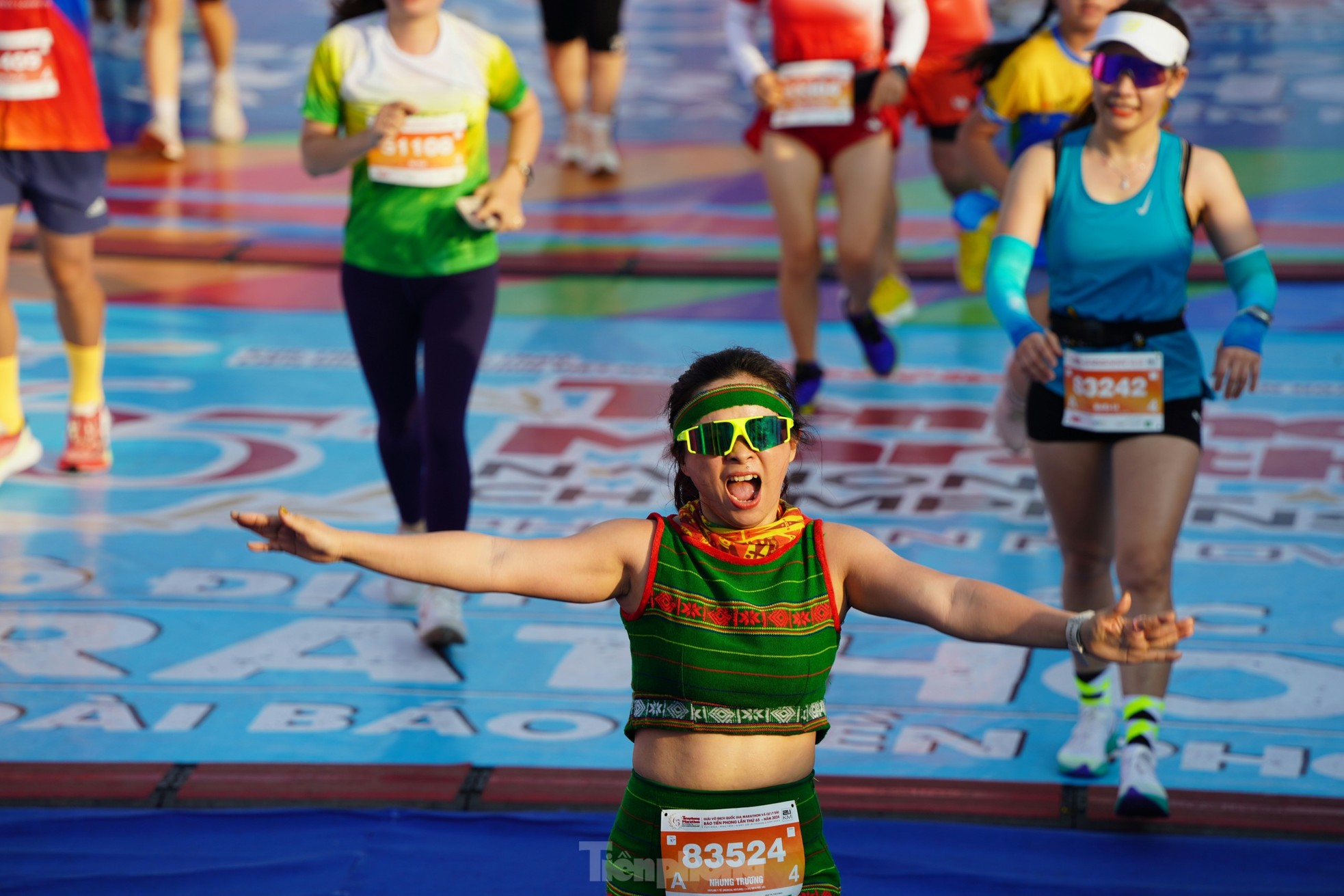Runner Tiền Phong Marathon 2024 khoe màu cờ sắc áo trên đường chạy ảnh 13