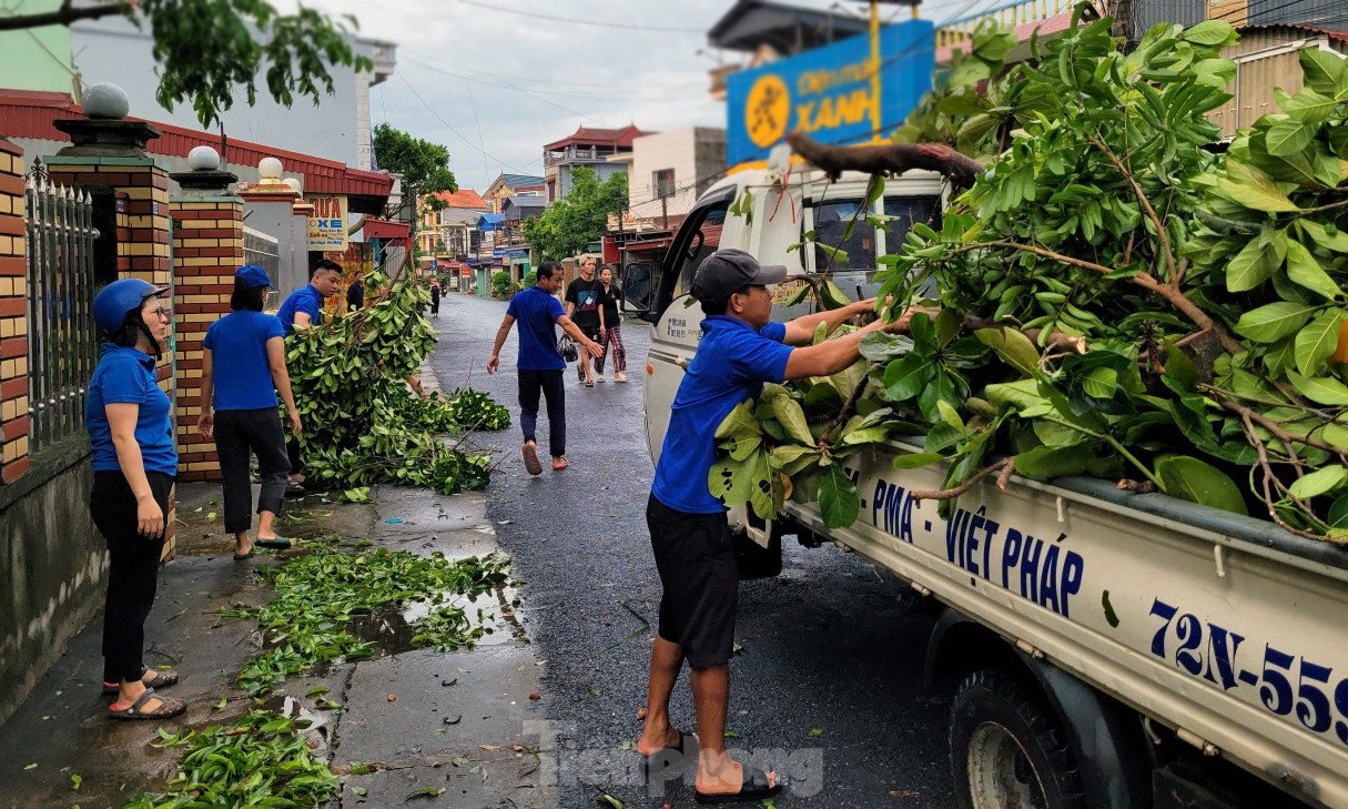 Sinh viên lội ruộng cứu lúa, khắc phục hậu quả bão số 3 ảnh 10