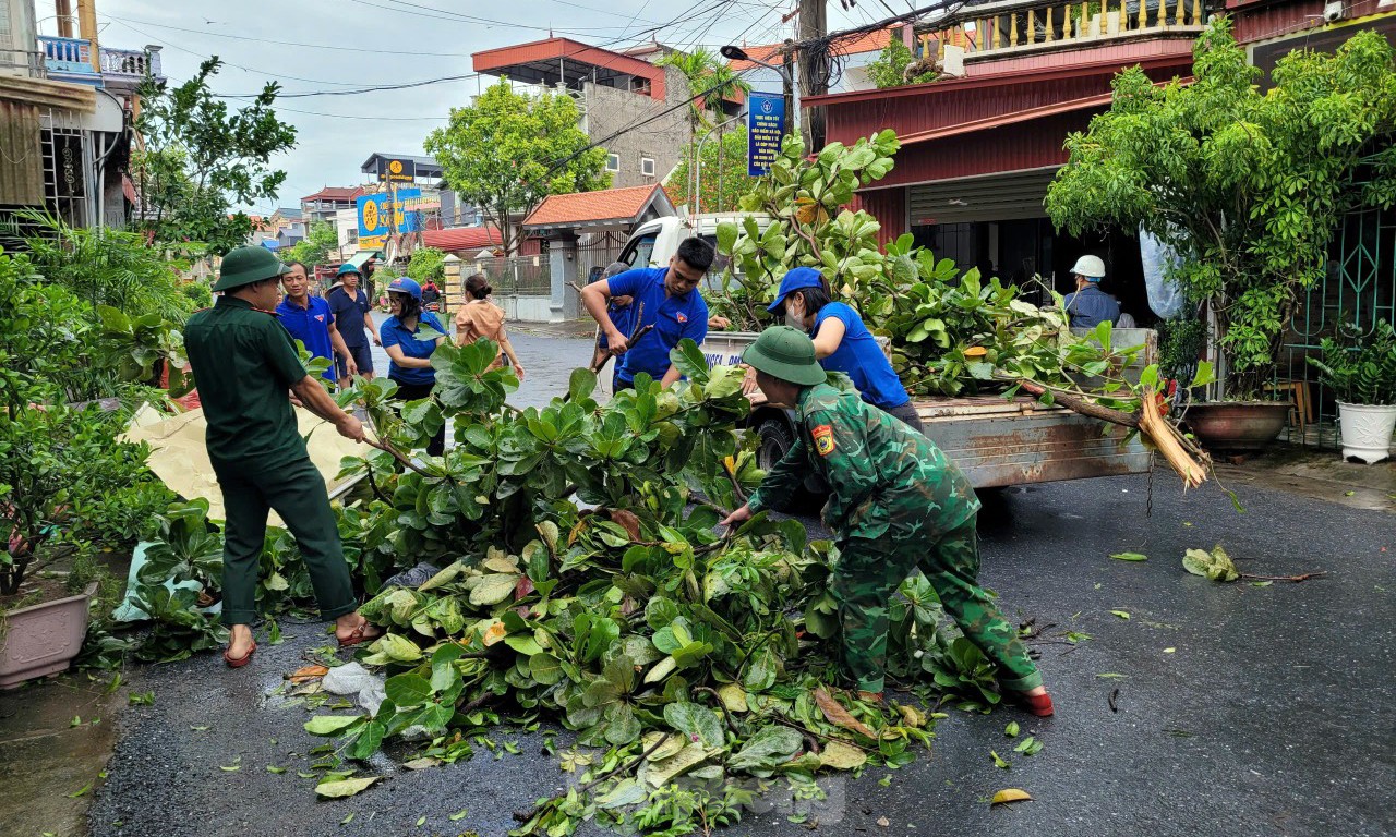 Sinh viên lội ruộng cứu lúa, khắc phục hậu quả bão số 3 ảnh 13