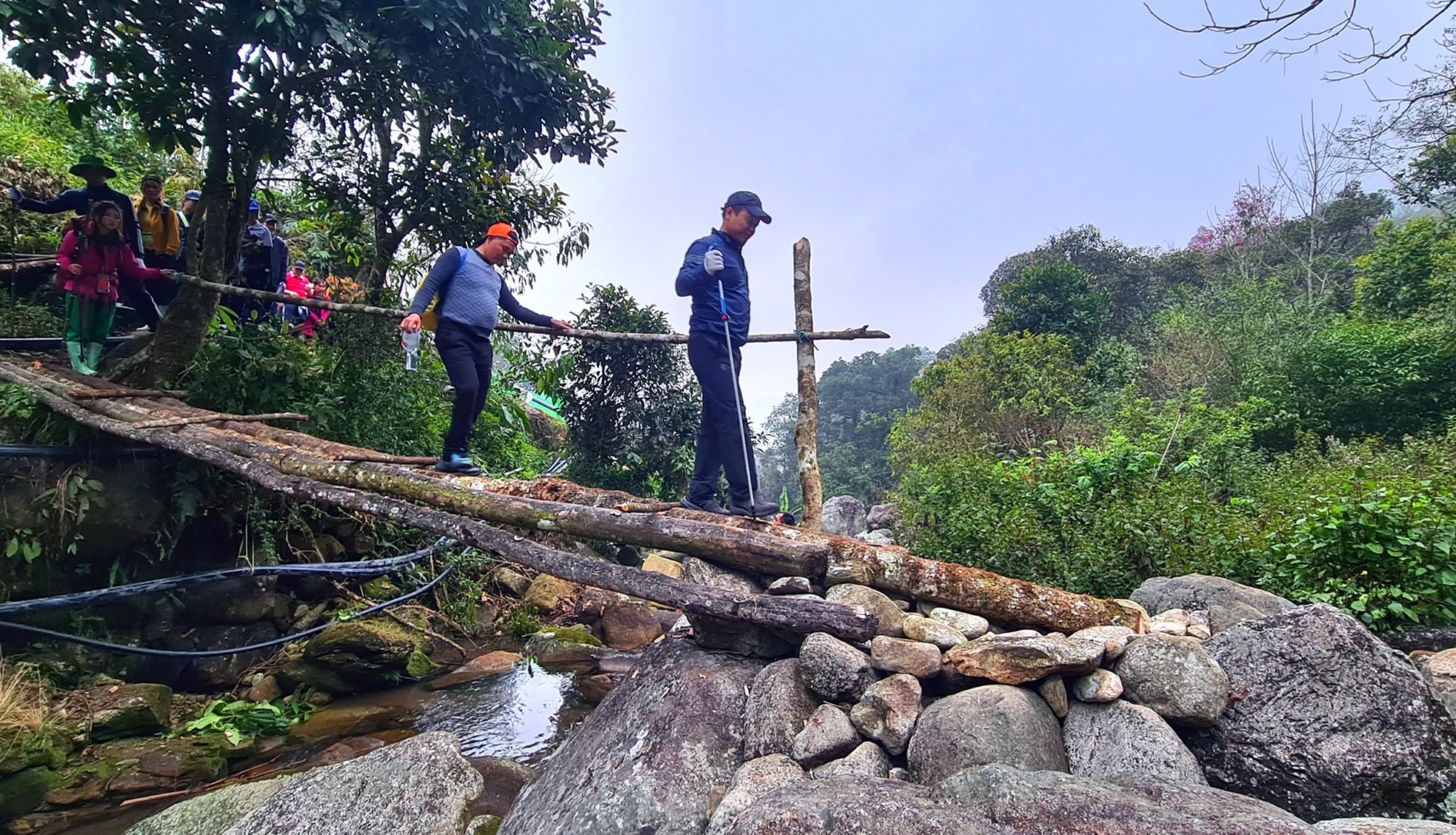 Xuyên rừng già chinh phục một trong tứ đại đỉnh núi Việt Nam ảnh 8