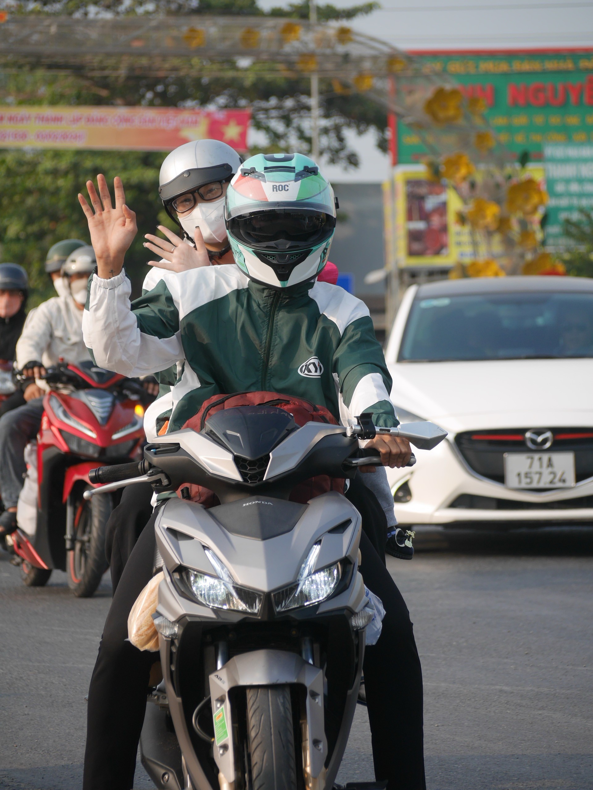 &quot;Mấy anh ra vẫy tay cũng hơi sợ, nhưng đâu biết được quà bất ngờ, vui quá xá!&quot; - Ảnh 11.