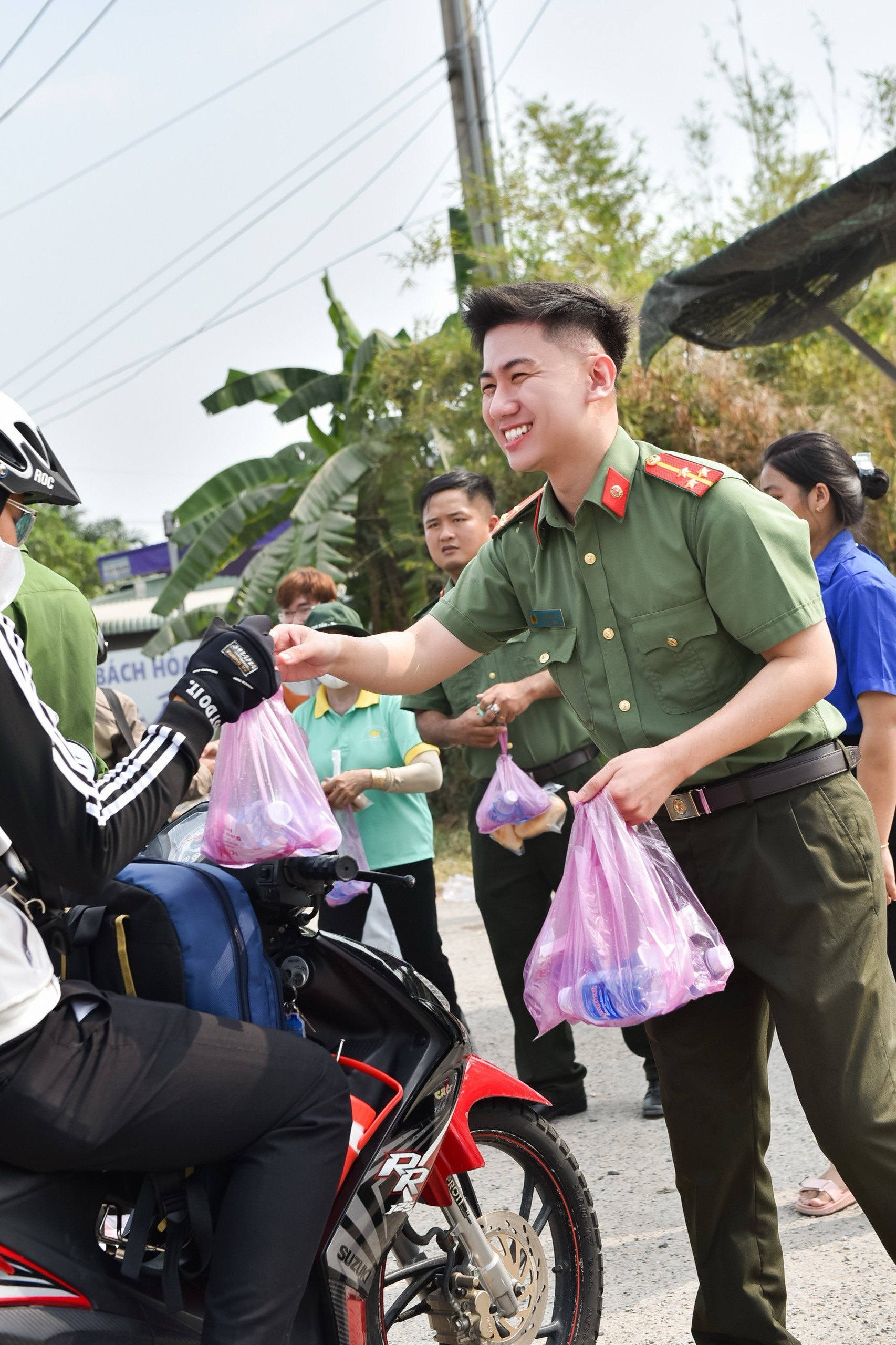 &quot;Mấy anh ra vẫy tay cũng hơi sợ, nhưng đâu biết được quà bất ngờ, vui quá xá!&quot; - Ảnh 10.