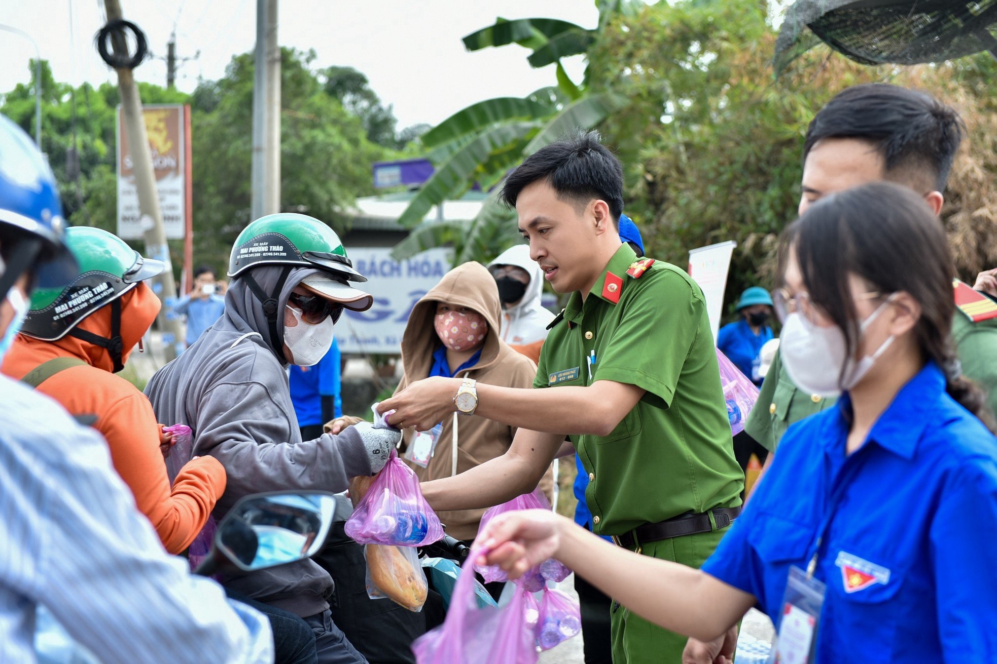 &quot;Mấy anh ra vẫy tay cũng hơi sợ, nhưng đâu biết được quà bất ngờ, vui quá xá!&quot; - Ảnh 6.