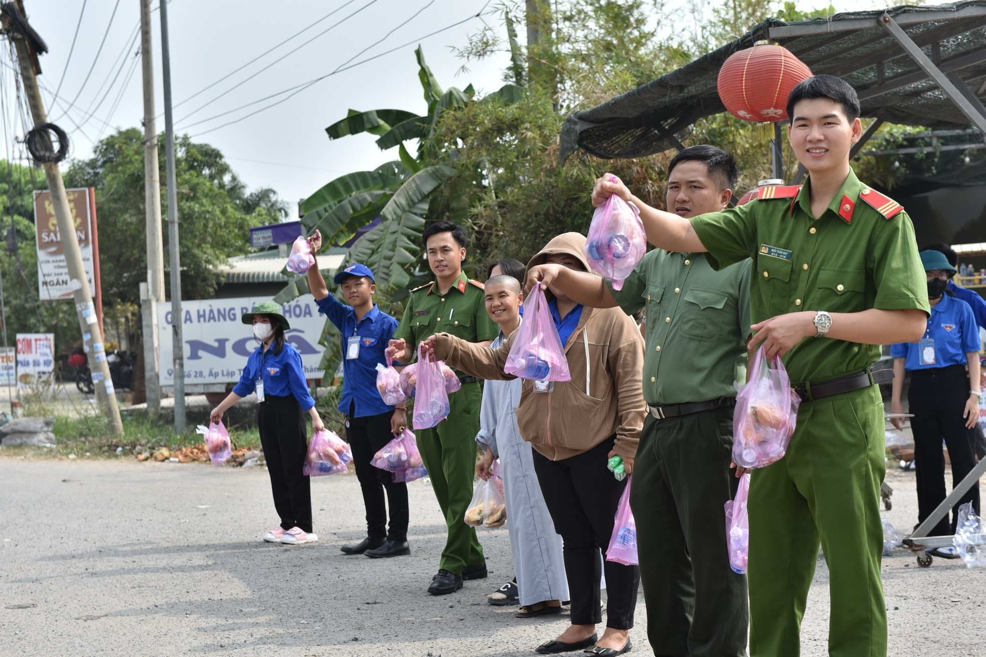 &quot;Mấy anh ra vẫy tay cũng hơi sợ, nhưng đâu biết được quà bất ngờ, vui quá xá!&quot; - Ảnh 9.