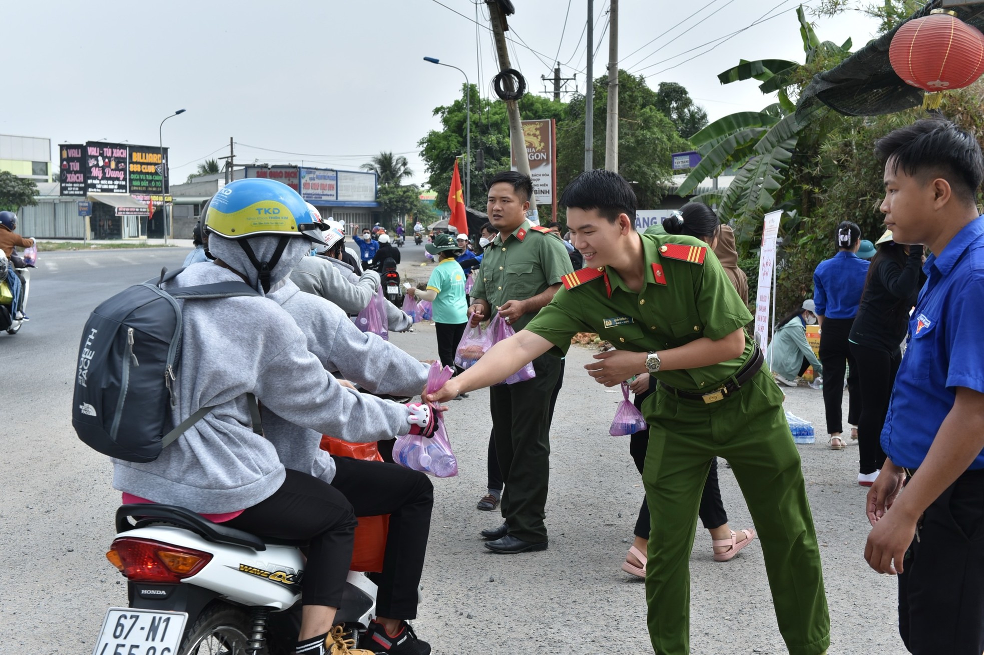 &quot;Mấy anh ra vẫy tay cũng hơi sợ, nhưng đâu biết được quà bất ngờ, vui quá xá!&quot; - Ảnh 8.