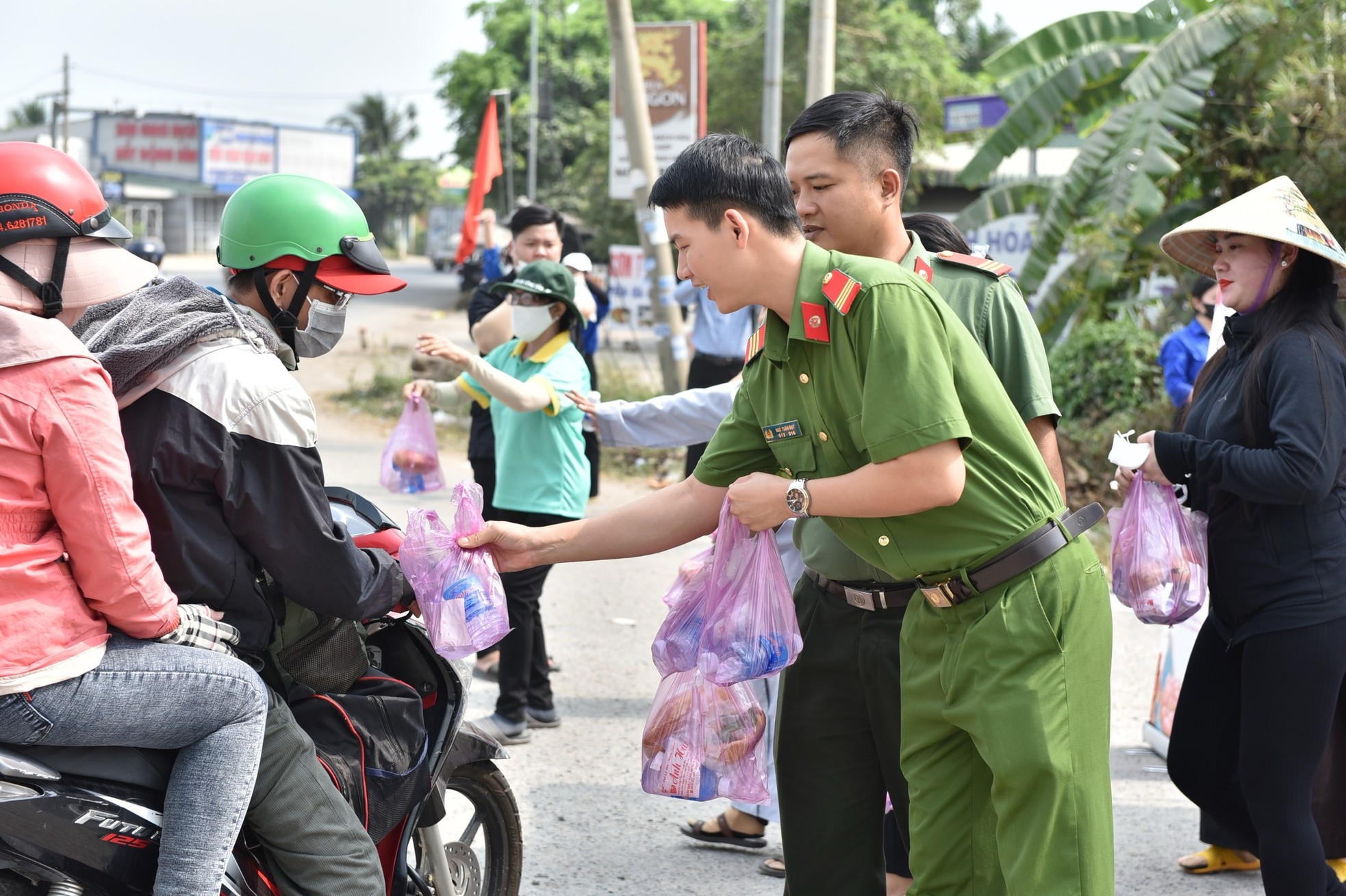 &quot;Mấy anh ra vẫy tay cũng hơi sợ, nhưng đâu biết được quà bất ngờ, vui quá xá!&quot; - Ảnh 7.