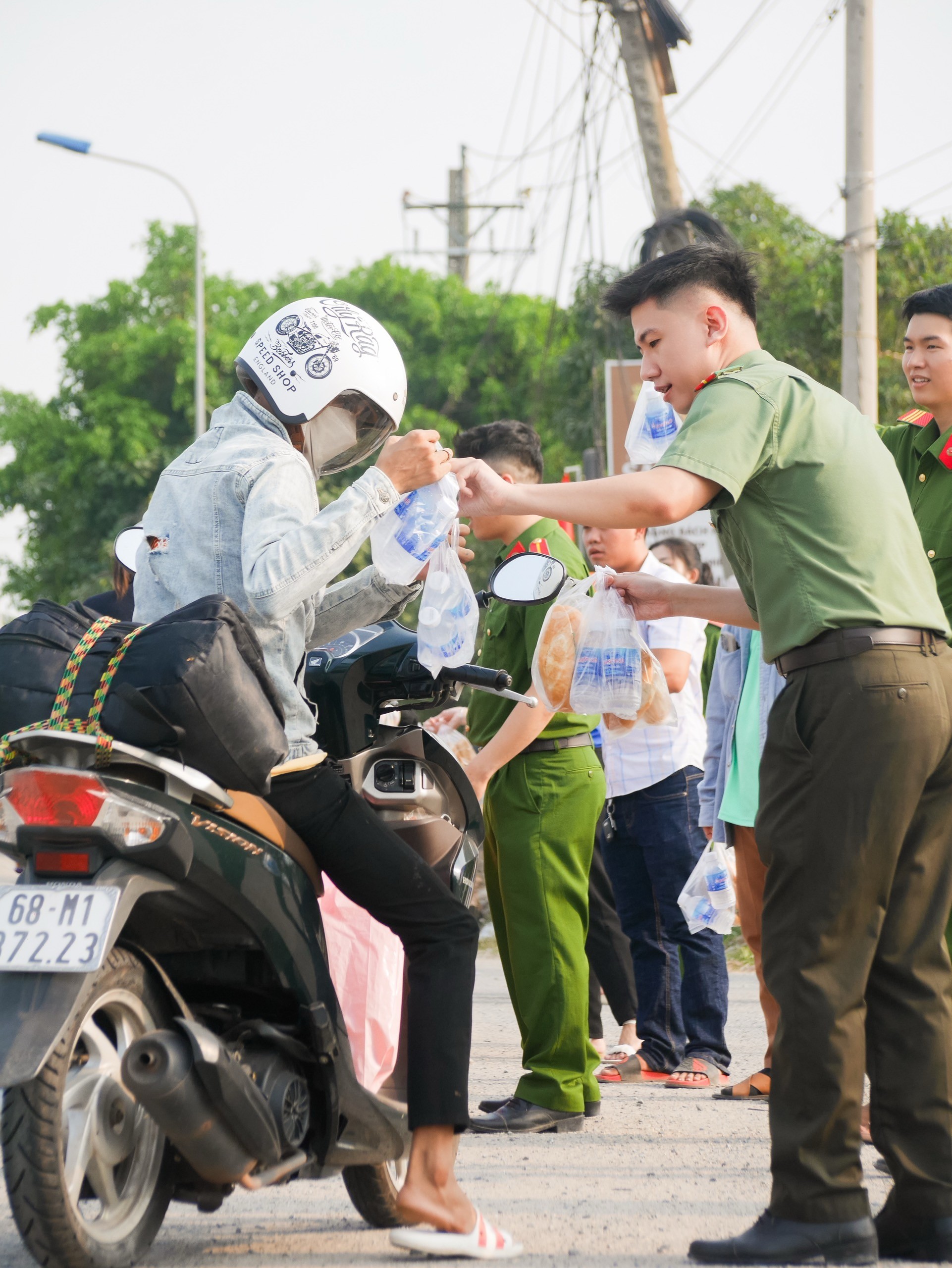 &quot;Mấy anh ra vẫy tay cũng hơi sợ, nhưng đâu biết được quà bất ngờ, vui quá xá!&quot; - Ảnh 4.