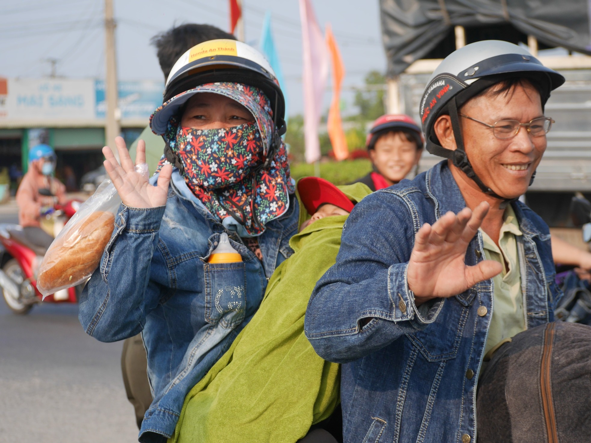 &quot;Mấy anh ra vẫy tay cũng hơi sợ, nhưng đâu biết được quà bất ngờ, vui quá xá!&quot; - Ảnh 5.