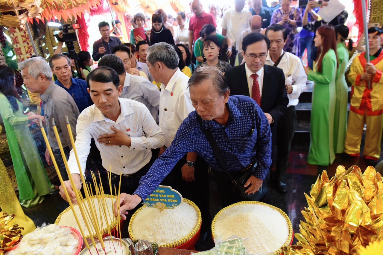 Giỗ tổ Hùng Vương, du khách chen chân đến Suối Tiên ảnh 10
