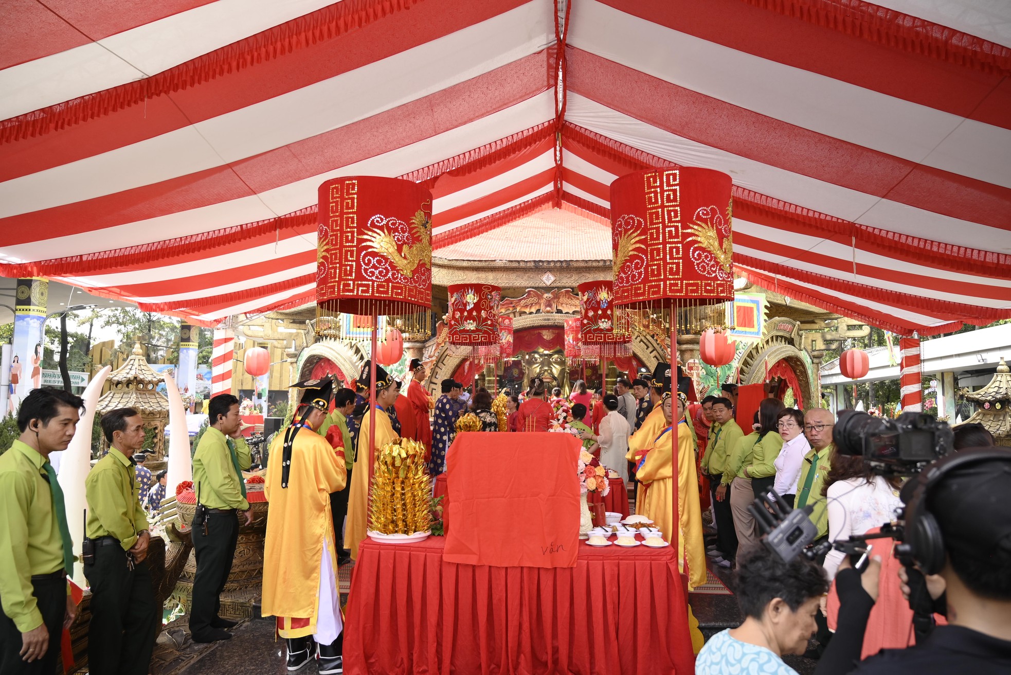 Giỗ tổ Hùng Vương, du khách chen chân đến Suối Tiên ảnh 8