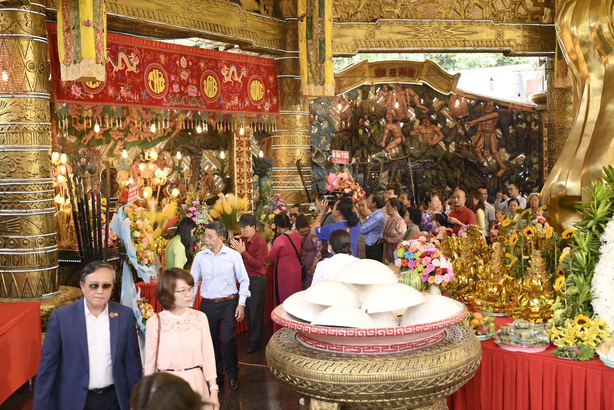 Giỗ tổ Hùng Vương, du khách chen chân đến Suối Tiên ảnh 6