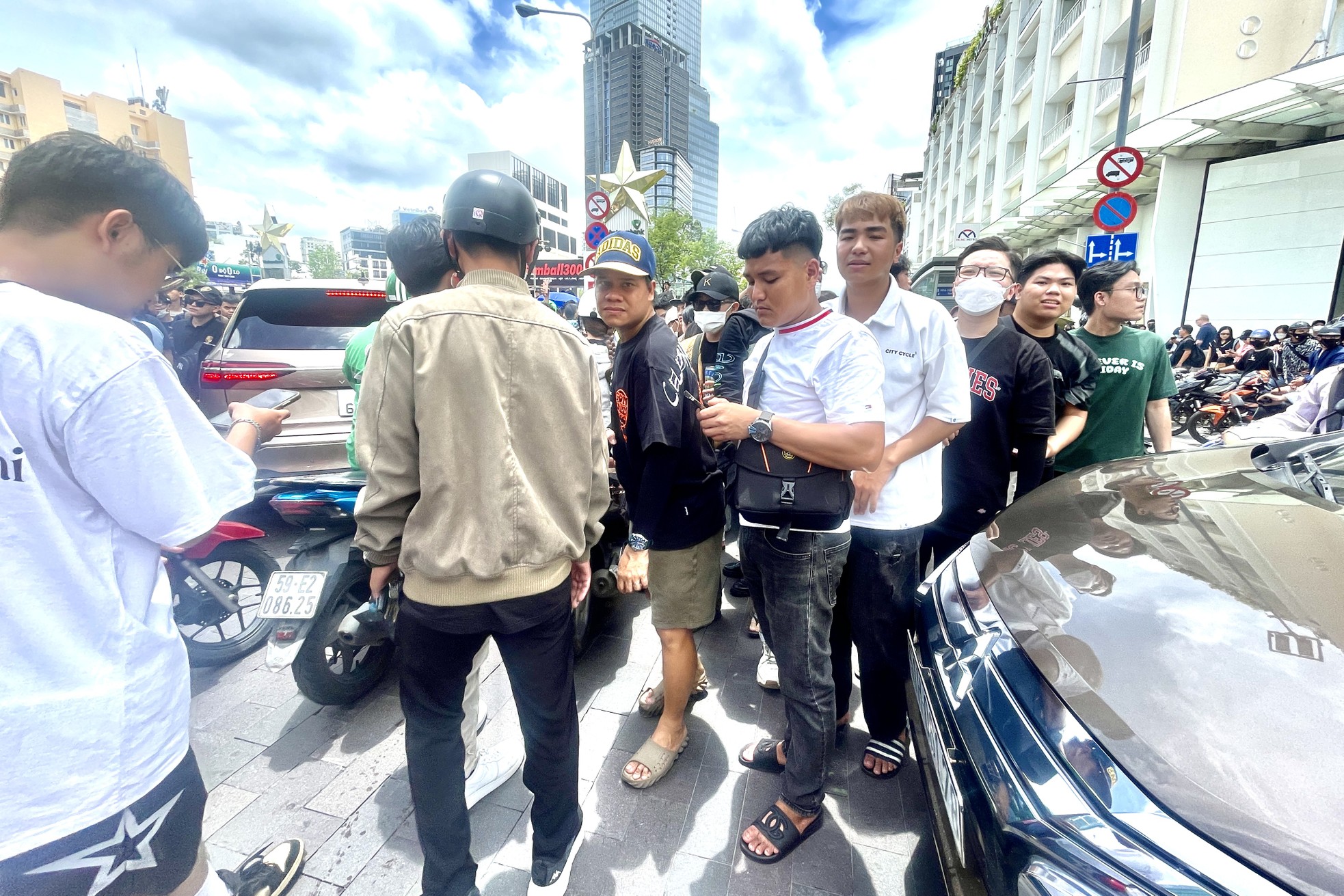 Loạt siêu xe nẹt pô, gầm rú khiến giao thông hỗn loạn ở phố đi bộ Nguyễn Huệ ảnh 11