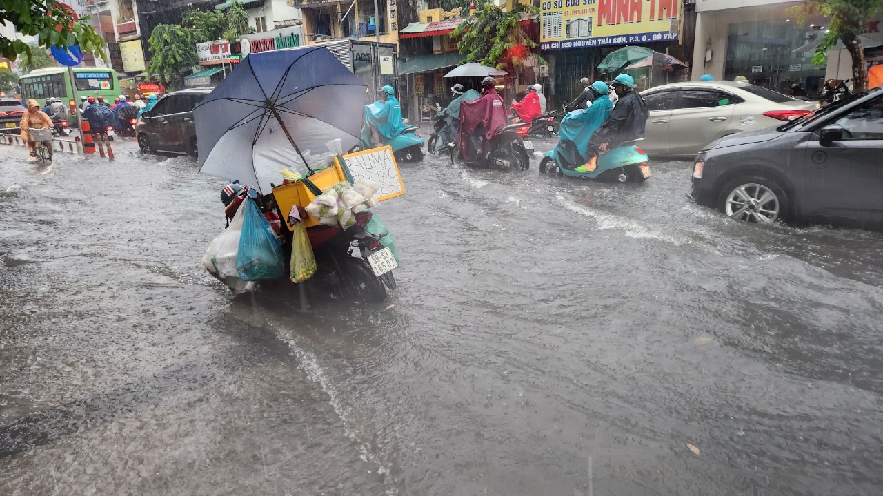 Mưa trắng trời ở TPHCM, giao lộ dẫn vào sân bay Tân Sơn Nhất ngập chưa từng thấy ảnh 4