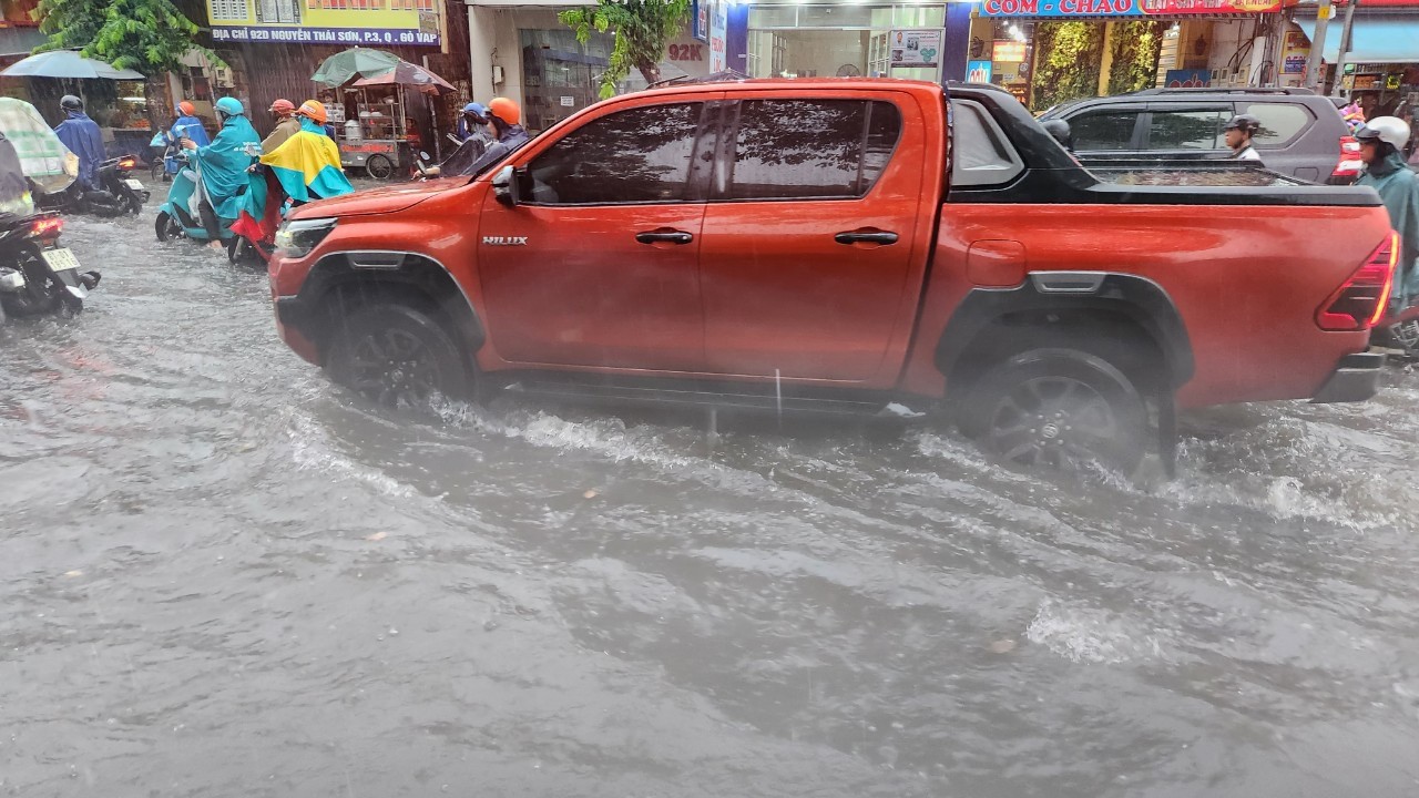 Mưa trắng trời ở TPHCM, giao lộ dẫn vào sân bay Tân Sơn Nhất ngập chưa từng thấy ảnh 11