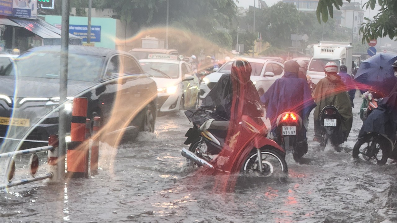 Mưa trắng trời ở TPHCM, giao lộ dẫn vào sân bay Tân Sơn Nhất ngập chưa từng thấy ảnh 2