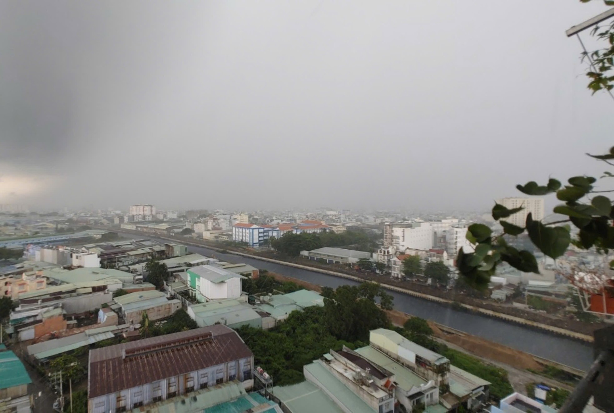 Mưa trắng trời ở TPHCM, giao lộ dẫn vào sân bay Tân Sơn Nhất ngập chưa từng thấy ảnh 7