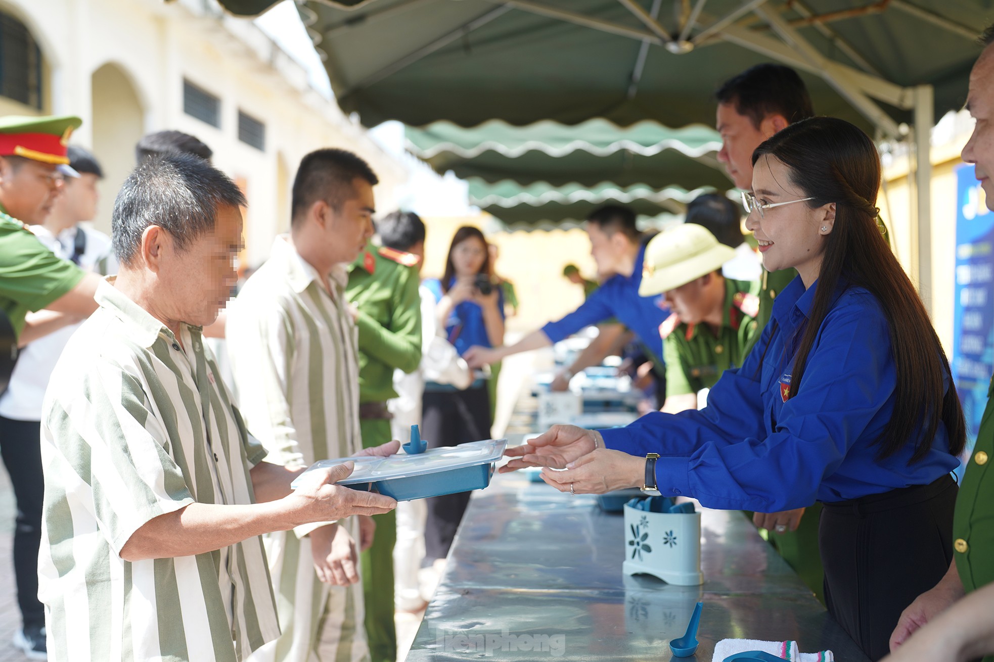 Những khoảnh khắc xúc động của chương trình 'Thắp sáng ước mơ hoàn lương' tại trại giam Long Hoà ảnh 9