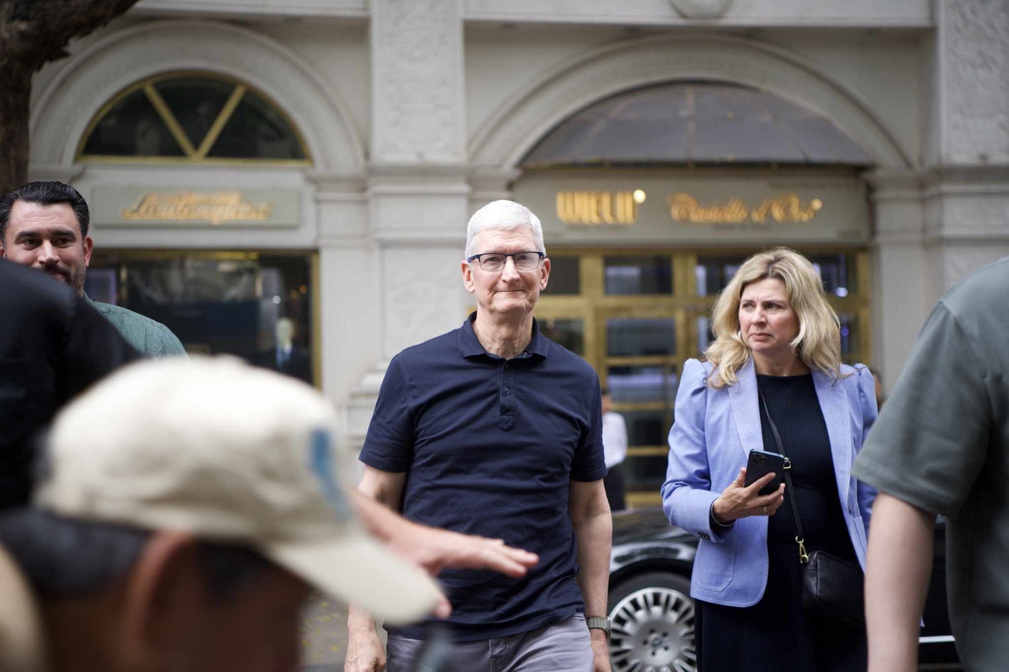 Hình ảnh CEO Apple thoải mái dạo bước ở Hồ Gươm ảnh 3