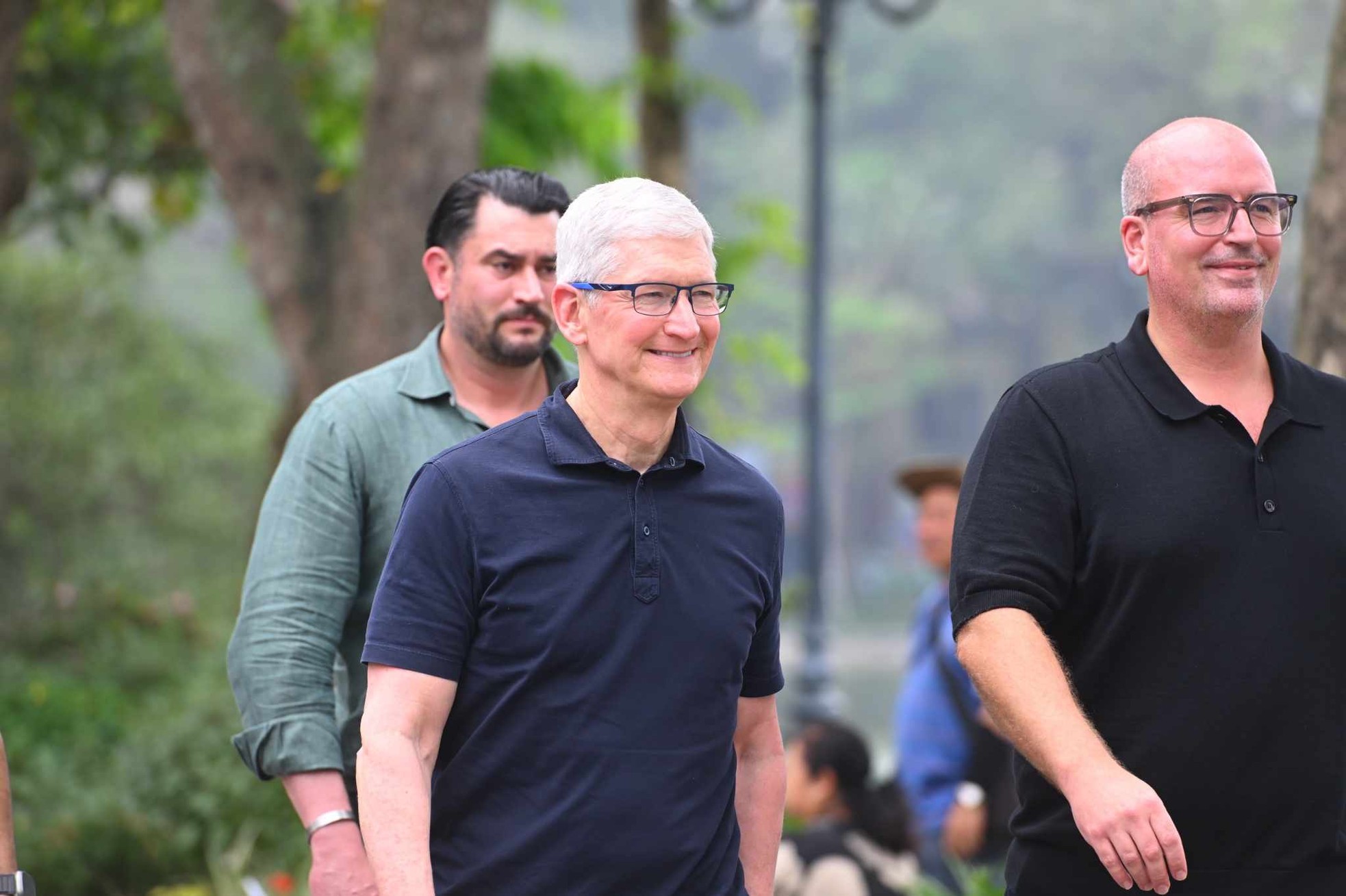 Hình ảnh CEO Apple thoải mái dạo bước ở Hồ Gươm ảnh 1